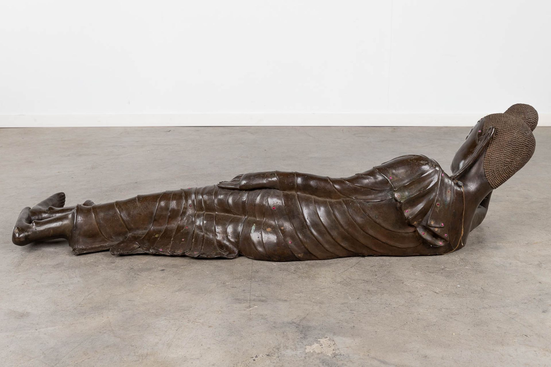 A large statue of a reclining buddha, patinated bronze. (L: 37 x W: 130 x H: 34 cm) - Image 6 of 15