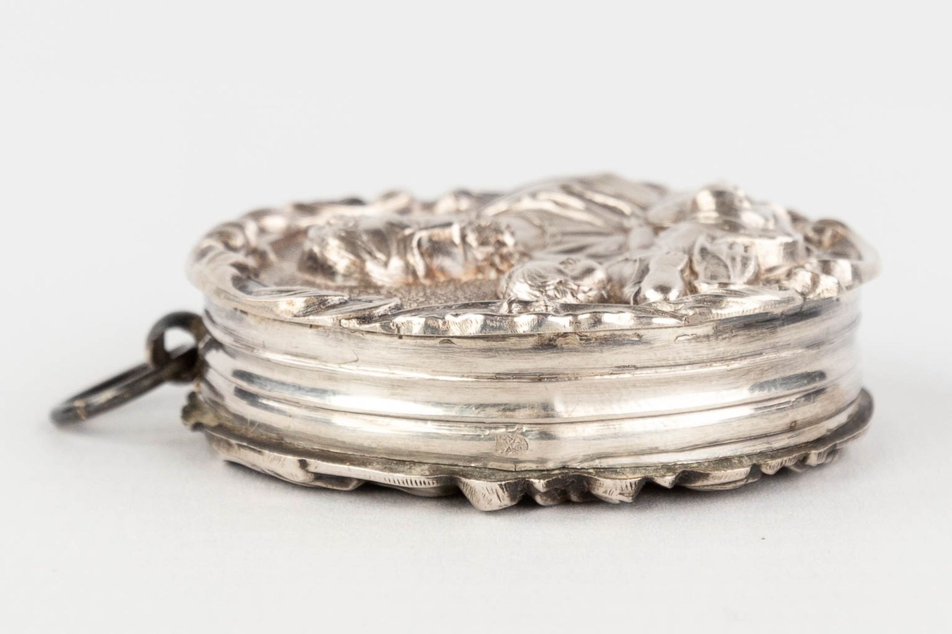 A set of 5 relics in a silver theca, with a repousse image of Joseph and Jesus. 19th century. (W: 4 - Image 4 of 10