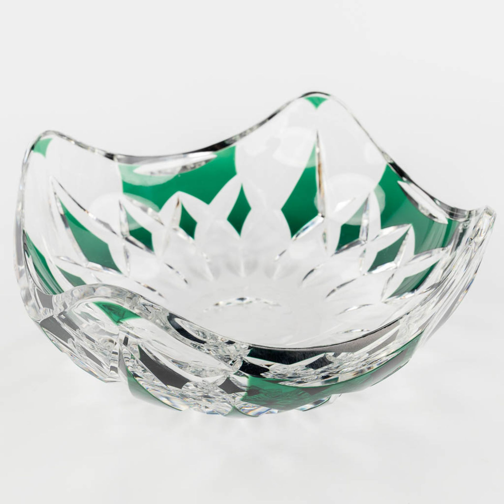 Val Saint Lambert, A large bowl, green cut crystal. (H: 11 x D: 25,5 cm) - Image 12 of 13