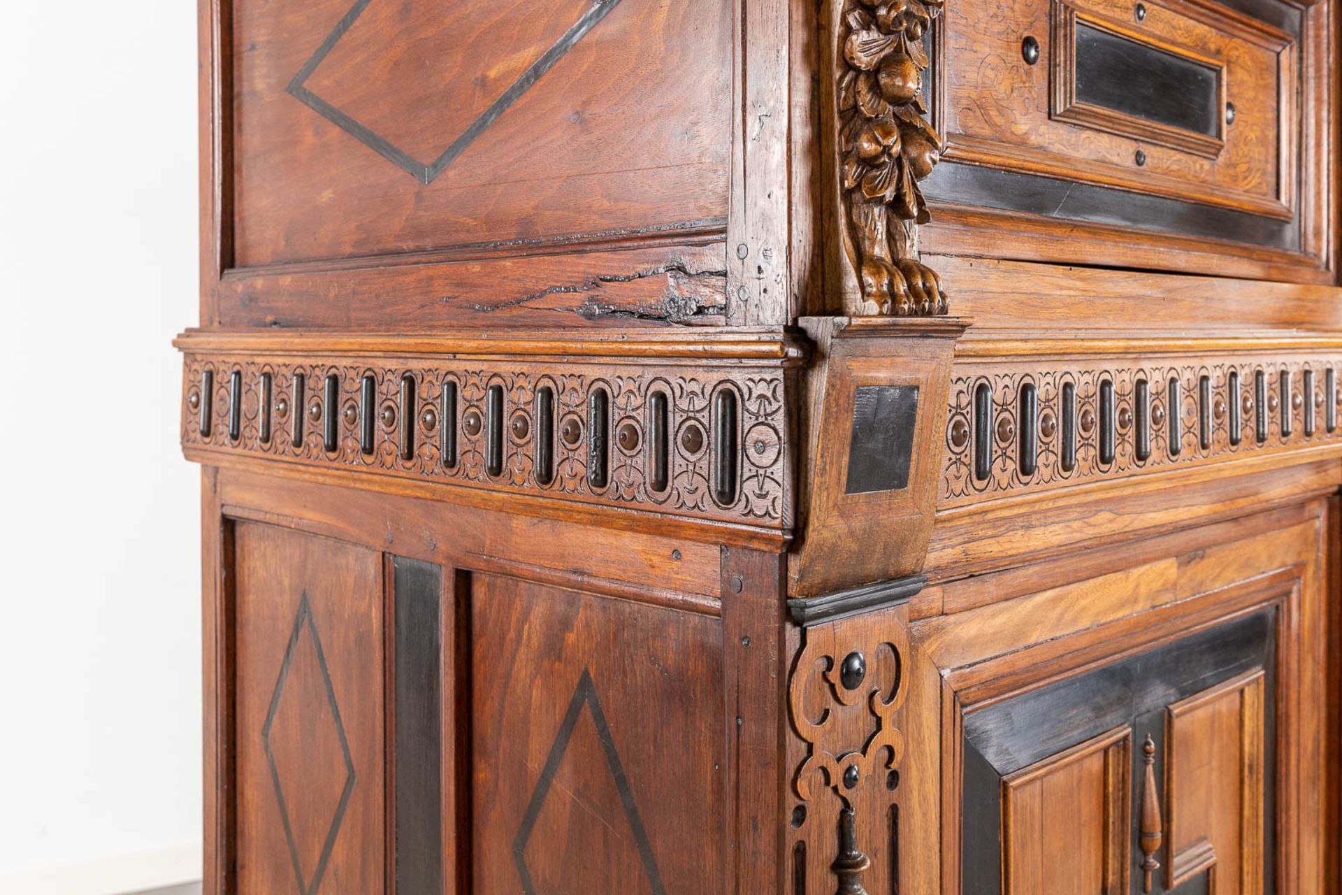 An antique 4-door cabinet 'Flemish Renaissance' oak and ebony, 18th C. (L: 68 x W: 162 x H: 144 cm) - Image 10 of 18