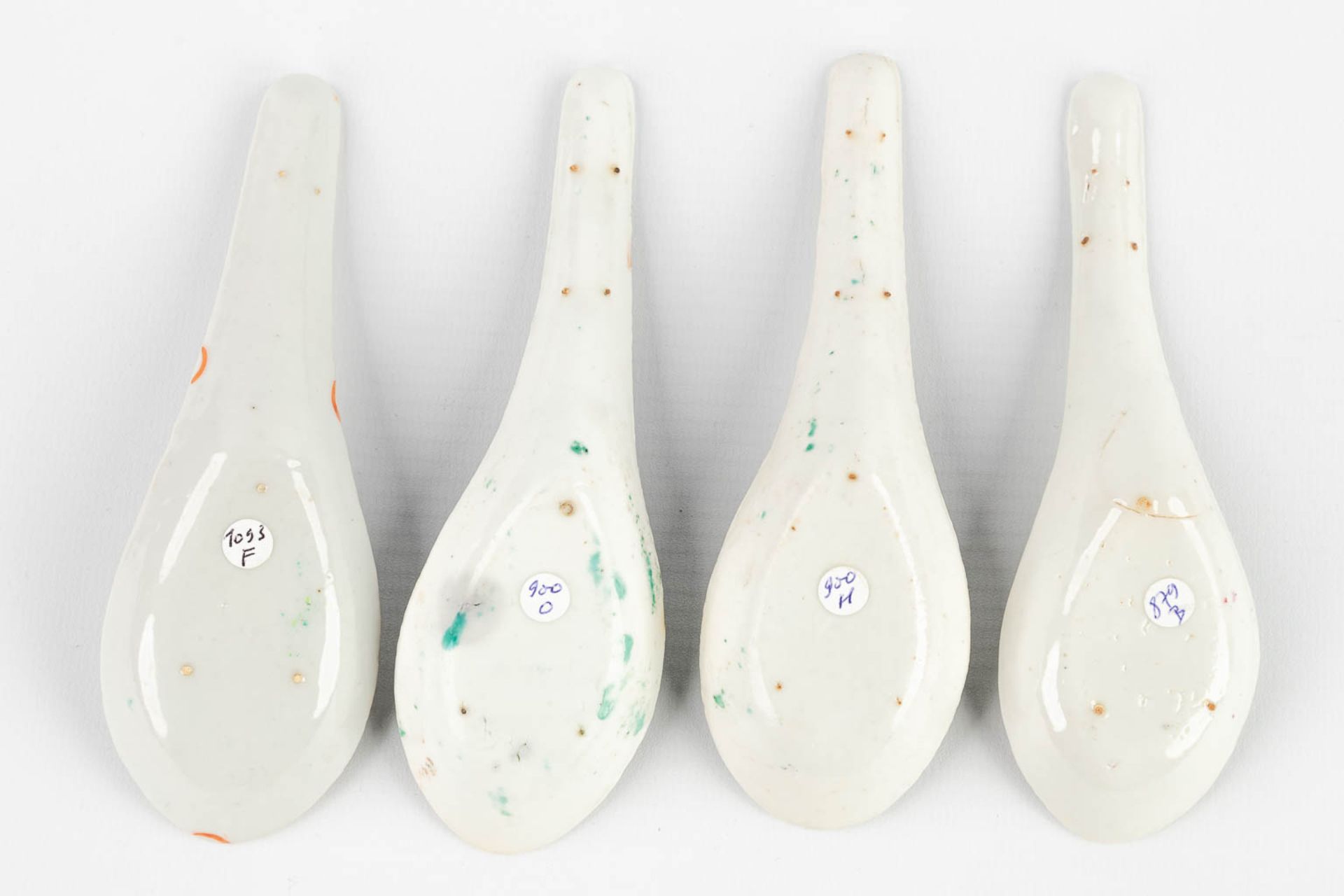 A set of 10 Chinese Famille Rose spoons with flowers and figurines. 19th/20th C. (L: 14 cm) - Bild 8 aus 11