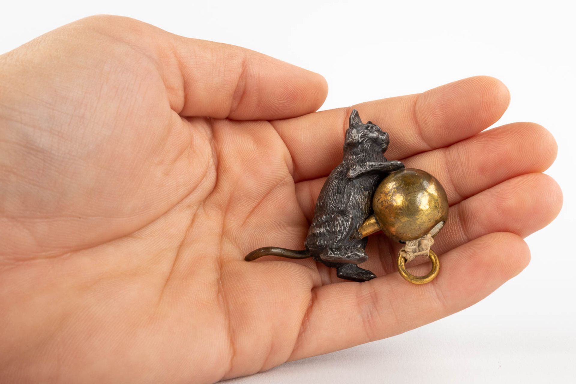 An antique tape measure, in the shape of a cat with a ball, Vienna bronze. 19th century. (H: 4,2 cm) - Image 8 of 18