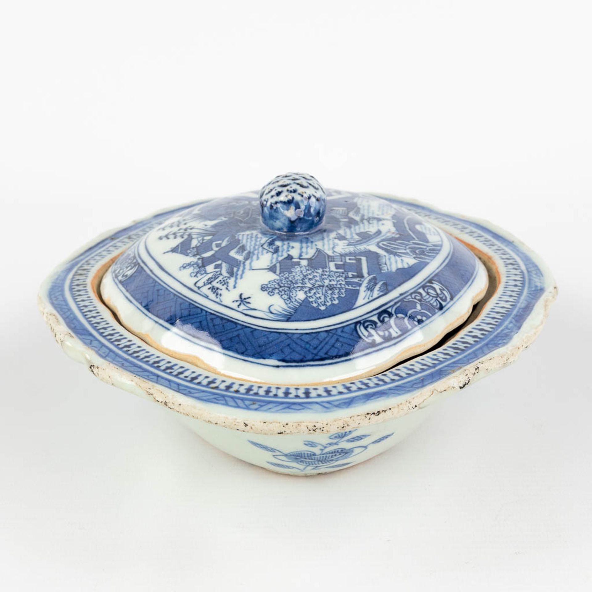 A Chinese bowl with a lid and blue-white landscape decor. 19th C. (L: 21,5 x W: 26,5 x H: 10 cm) - Image 4 of 15