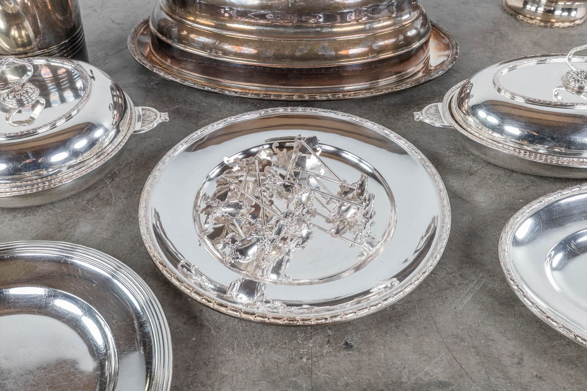 A large collection of table accessories and serving ware, silver-plated metal. (L: 32 x W: 48 cm) - Image 6 of 10