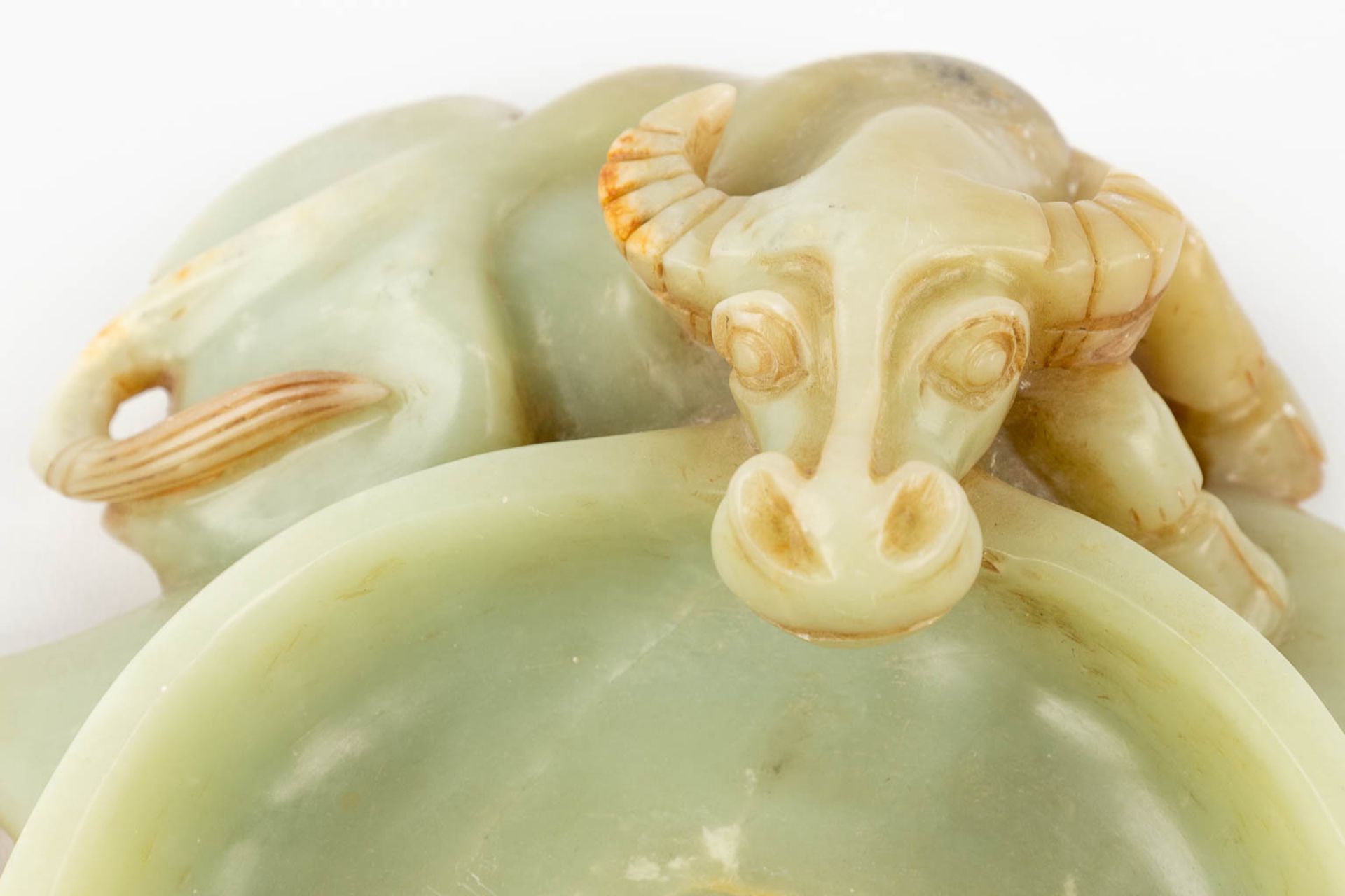 A Chinese brush washer, decorated with water buffalo, sculptured jade. (L: 18 x W: 28 x H: 8 cm) - Image 8 of 10