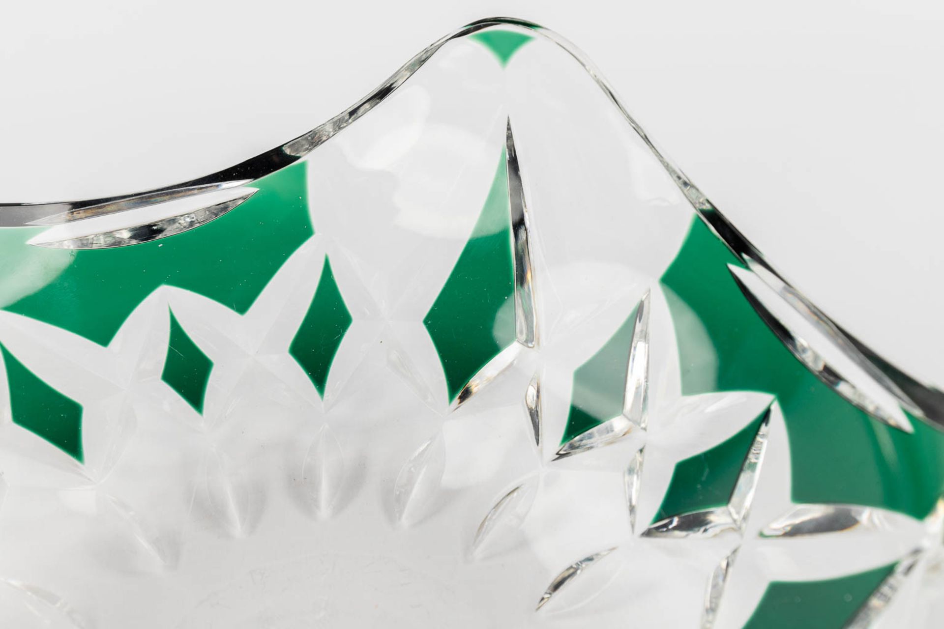 Val Saint Lambert, A large bowl, green cut crystal. (H: 11 x D: 25,5 cm) - Image 11 of 13