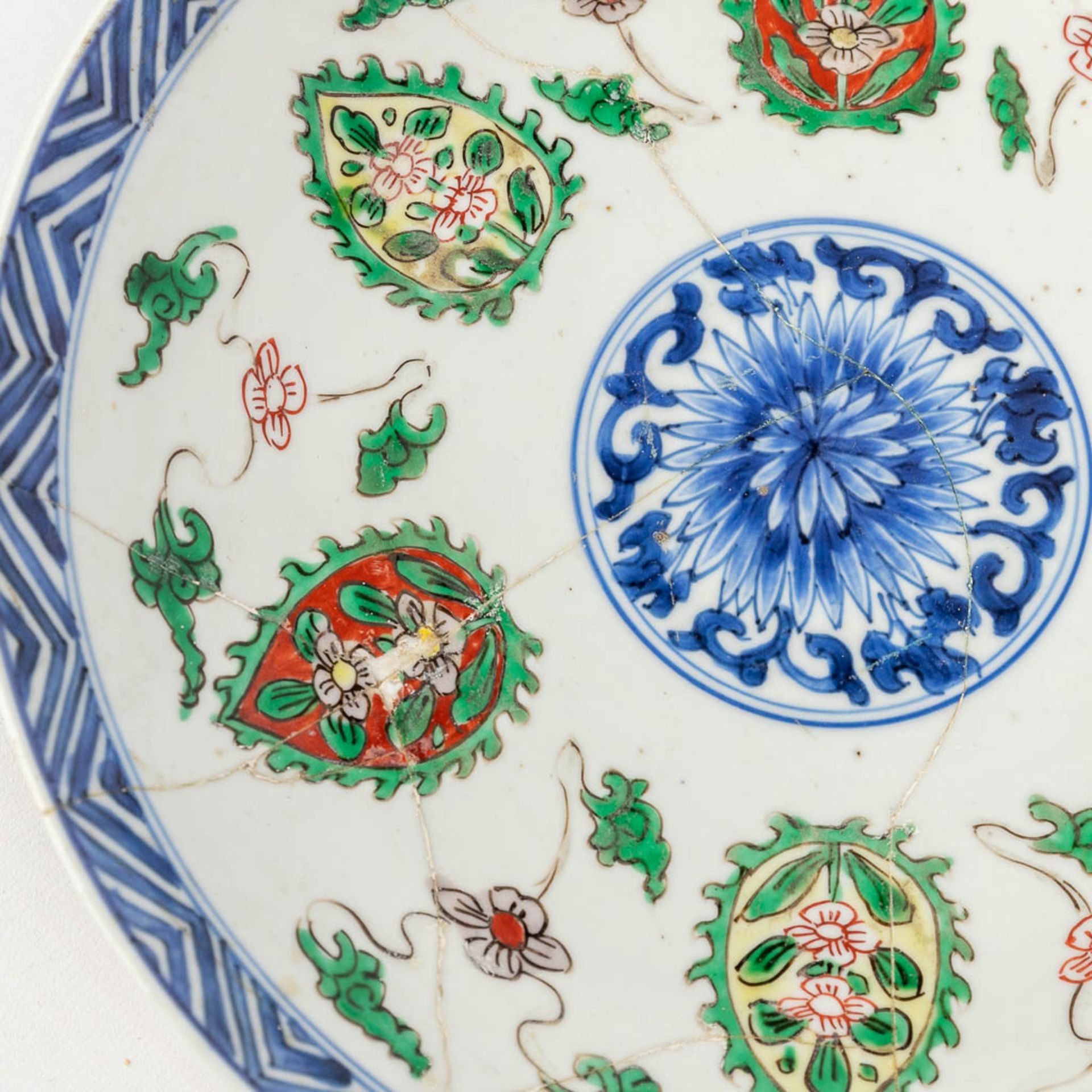 A collection of 12 Chinese Famille Rose plates, 18th/19th/20th century. (D: 36 cm) - Bild 18 aus 23