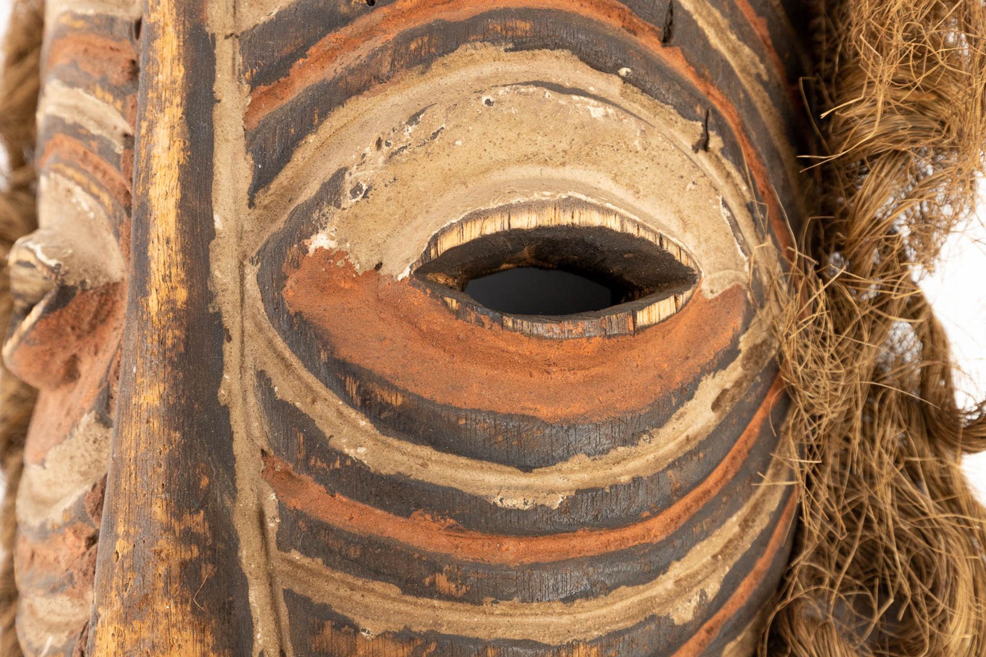 A collection of 2 African masks 'Chokwe' and 'Luba Songye'. (L: 13 x W: 24 x H: 43 cm) - Image 10 of 21