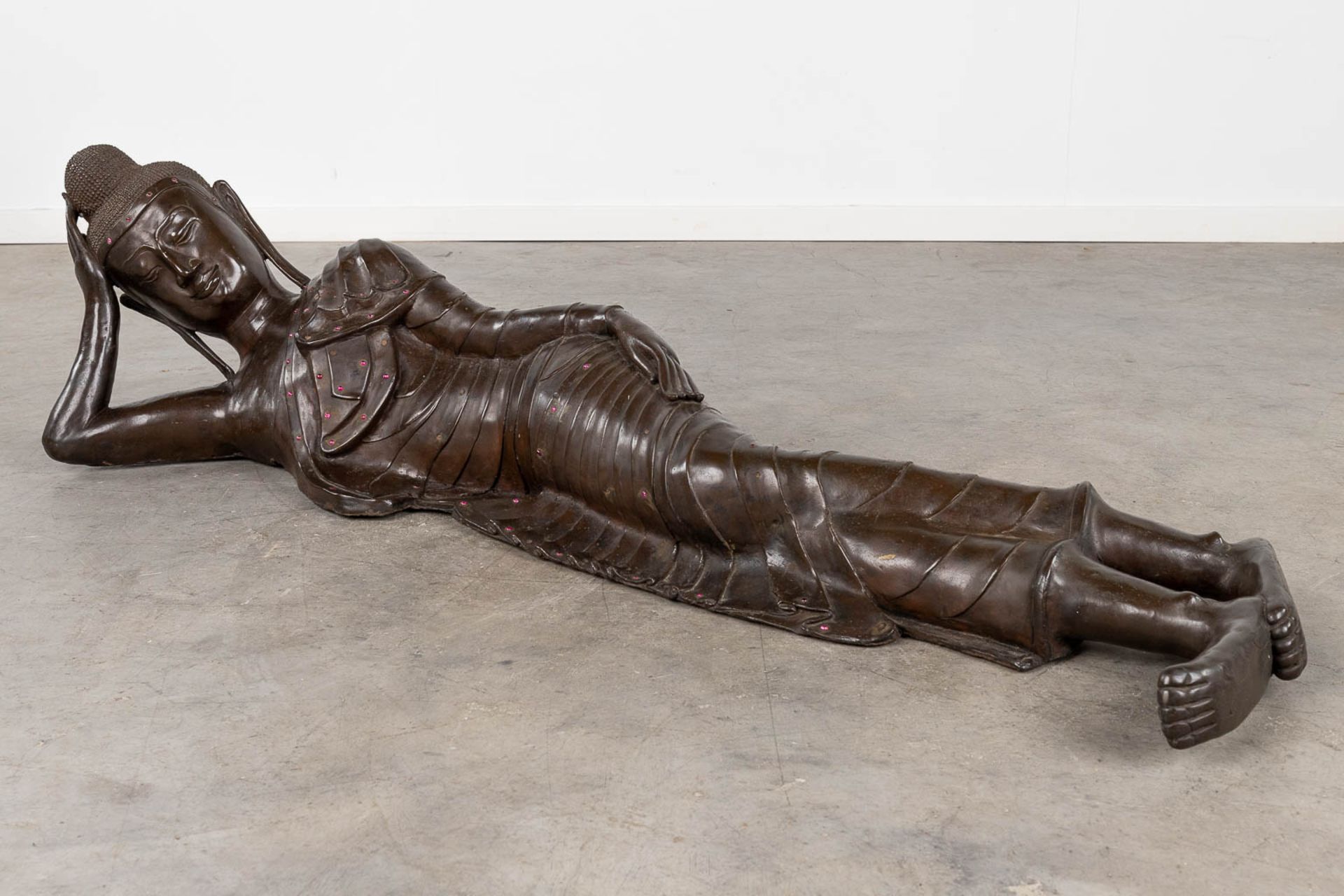 A large statue of a reclining buddha, patinated bronze. (L: 37 x W: 130 x H: 34 cm) - Image 8 of 15