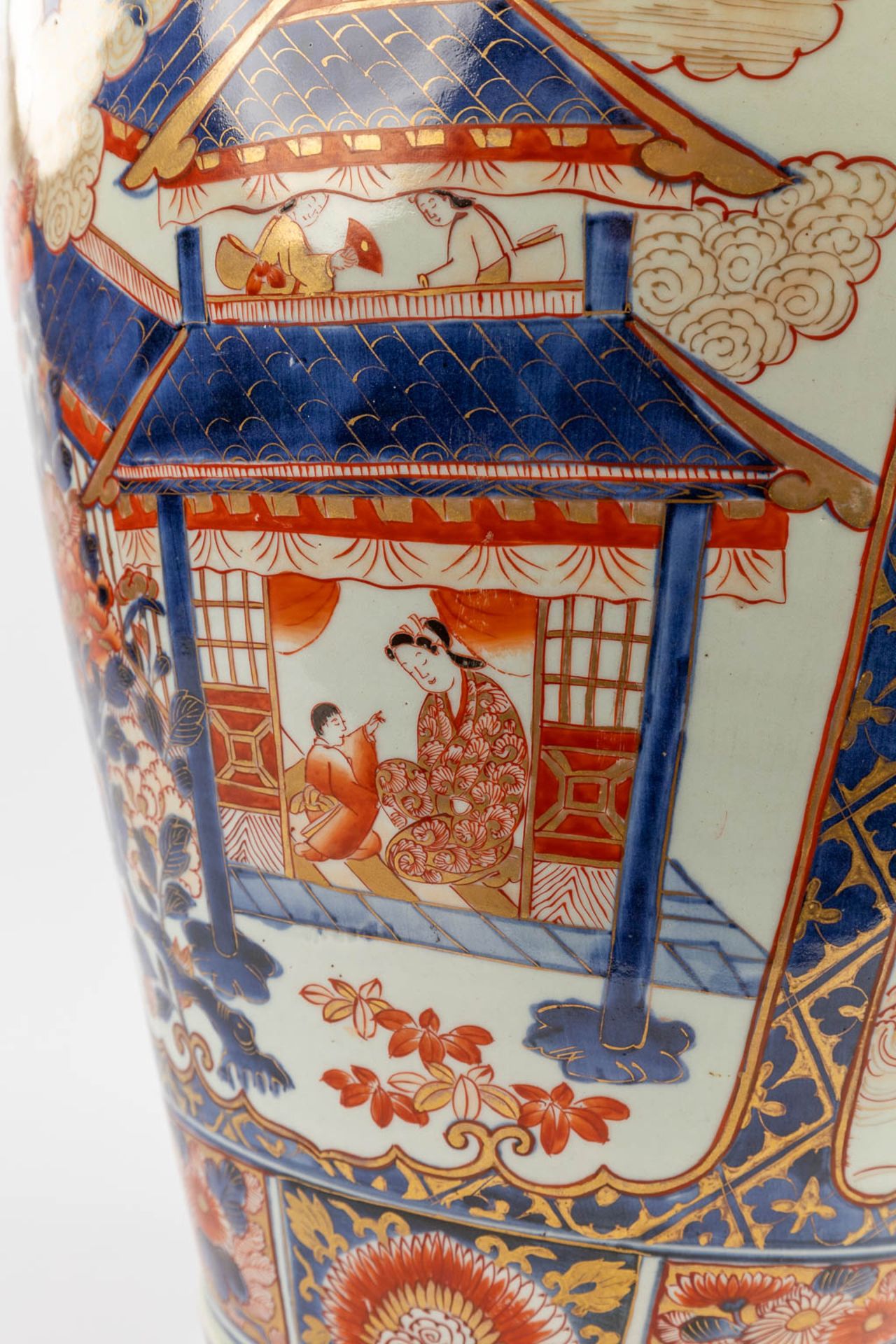 A large vase with lid, Imari porcelain, 19th century. (H: 87 x D: 39 cm) - Image 9 of 15