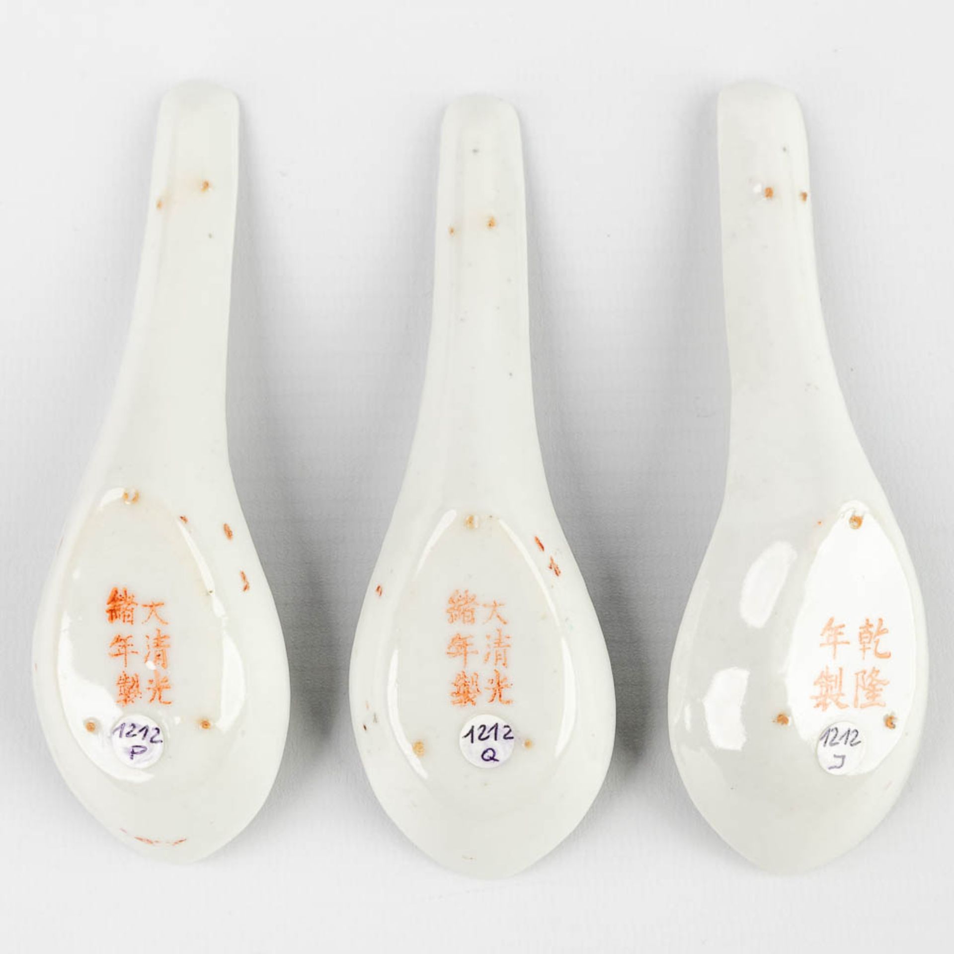 A set of 10 Chinese Famille Rose spoons with flowers and figurines. 19th/20th C. (L: 14 cm) - Bild 4 aus 11