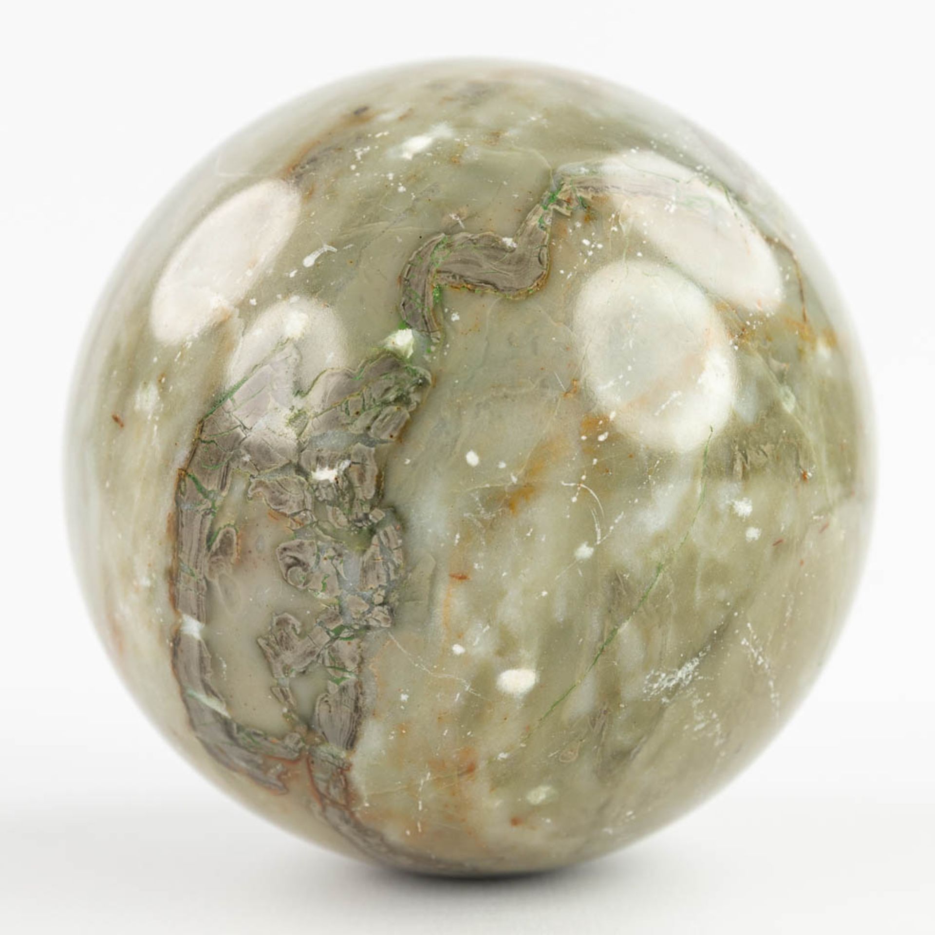 A set of 4 balls made of natural stone and marble. 20th century. (D: 9 cm) - Image 7 of 8
