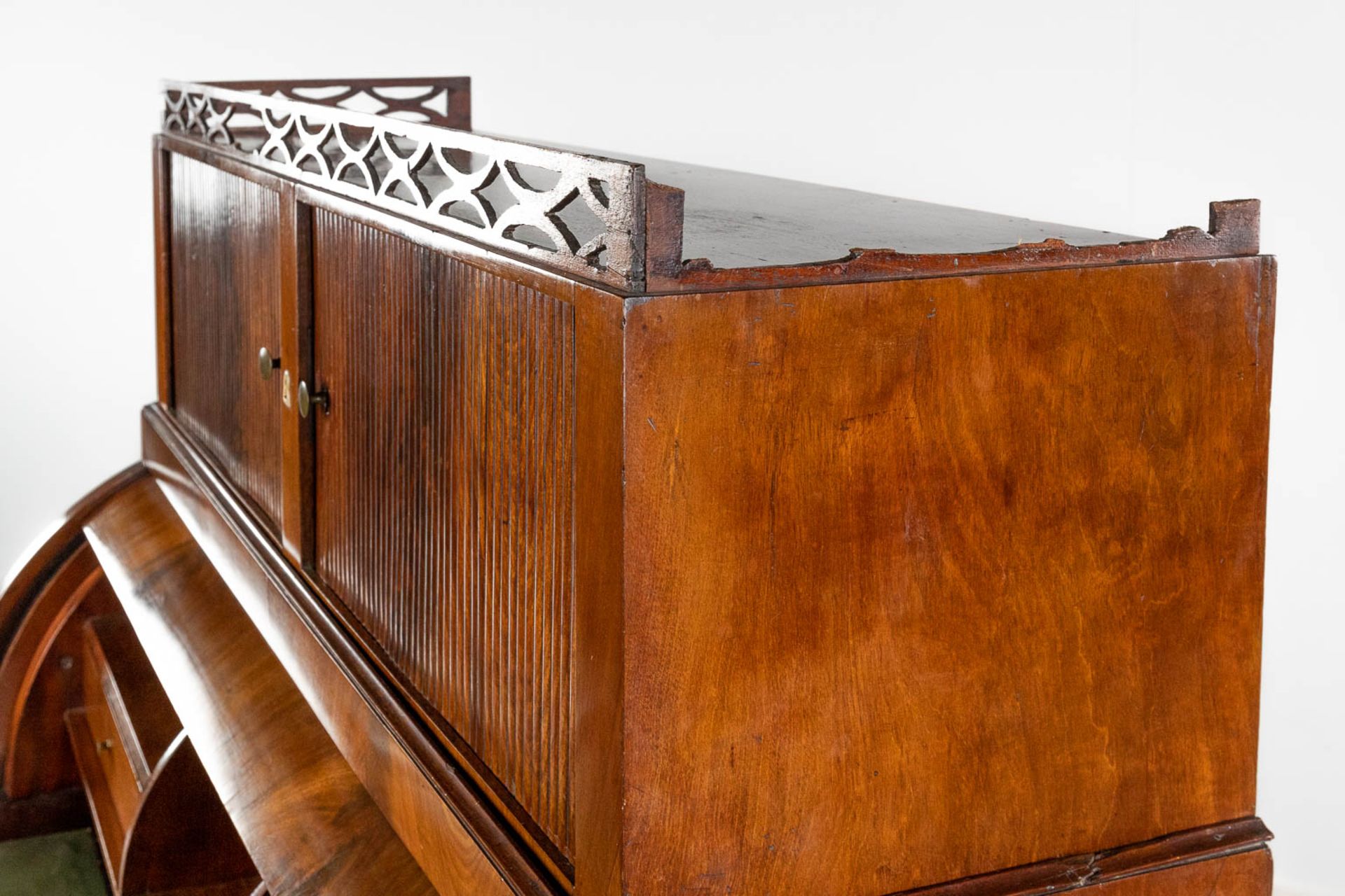 A commode Secretaire, with rolling shutters, mahogany veneer and a matching armchair. 19th century. - Bild 18 aus 25