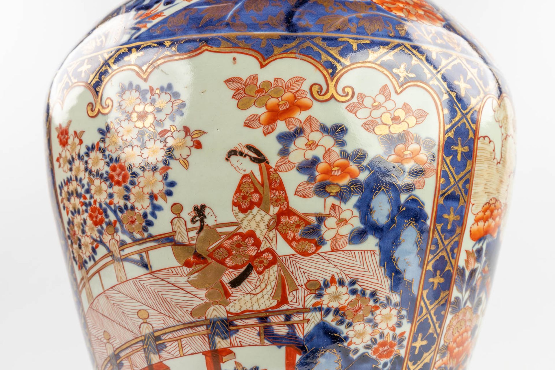 A large vase with lid, Imari porcelain, 19th century. (H: 87 x D: 39 cm) - Image 10 of 15