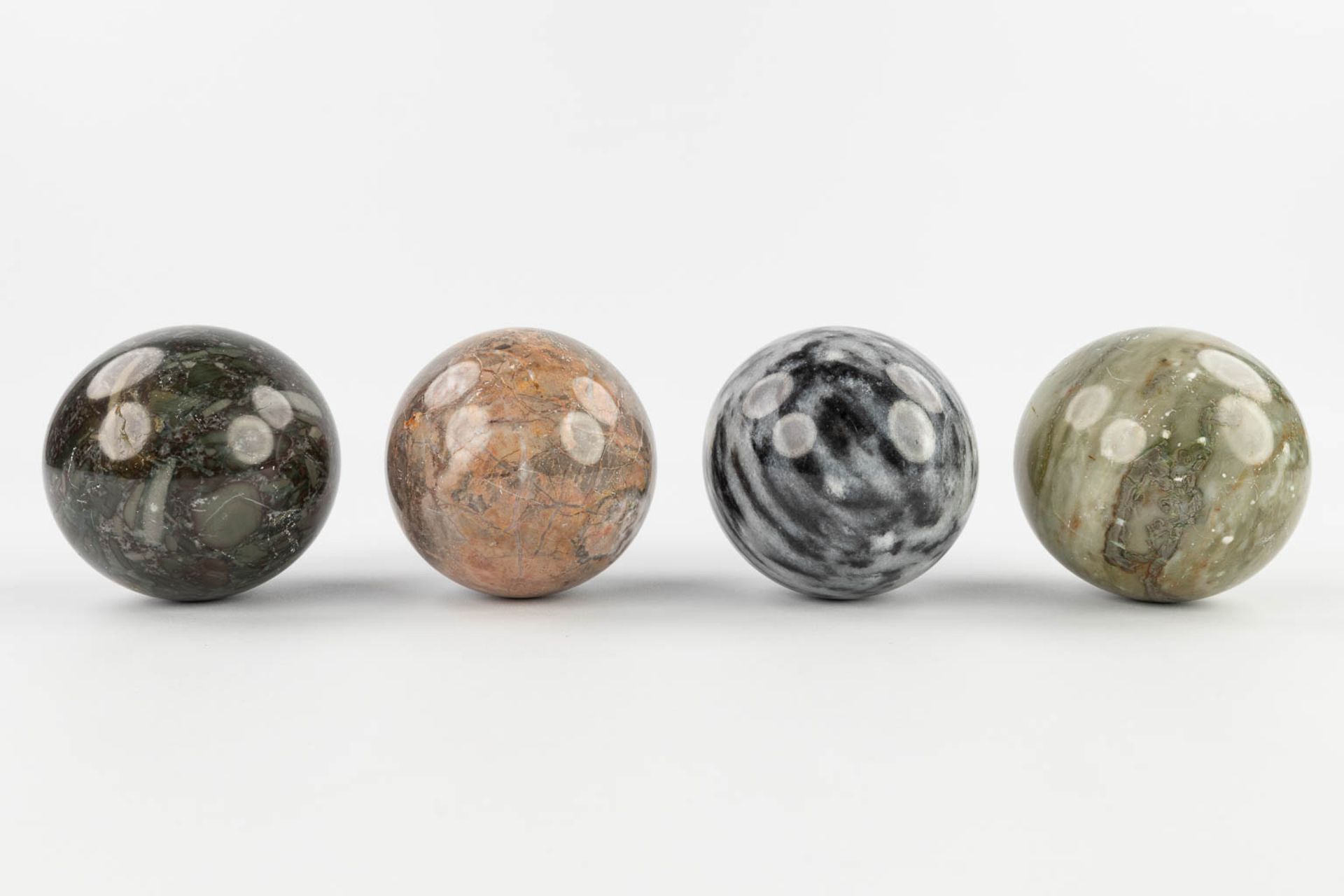 A set of 4 balls made of natural stone and marble. 20th century. (D: 9 cm) - Image 4 of 8