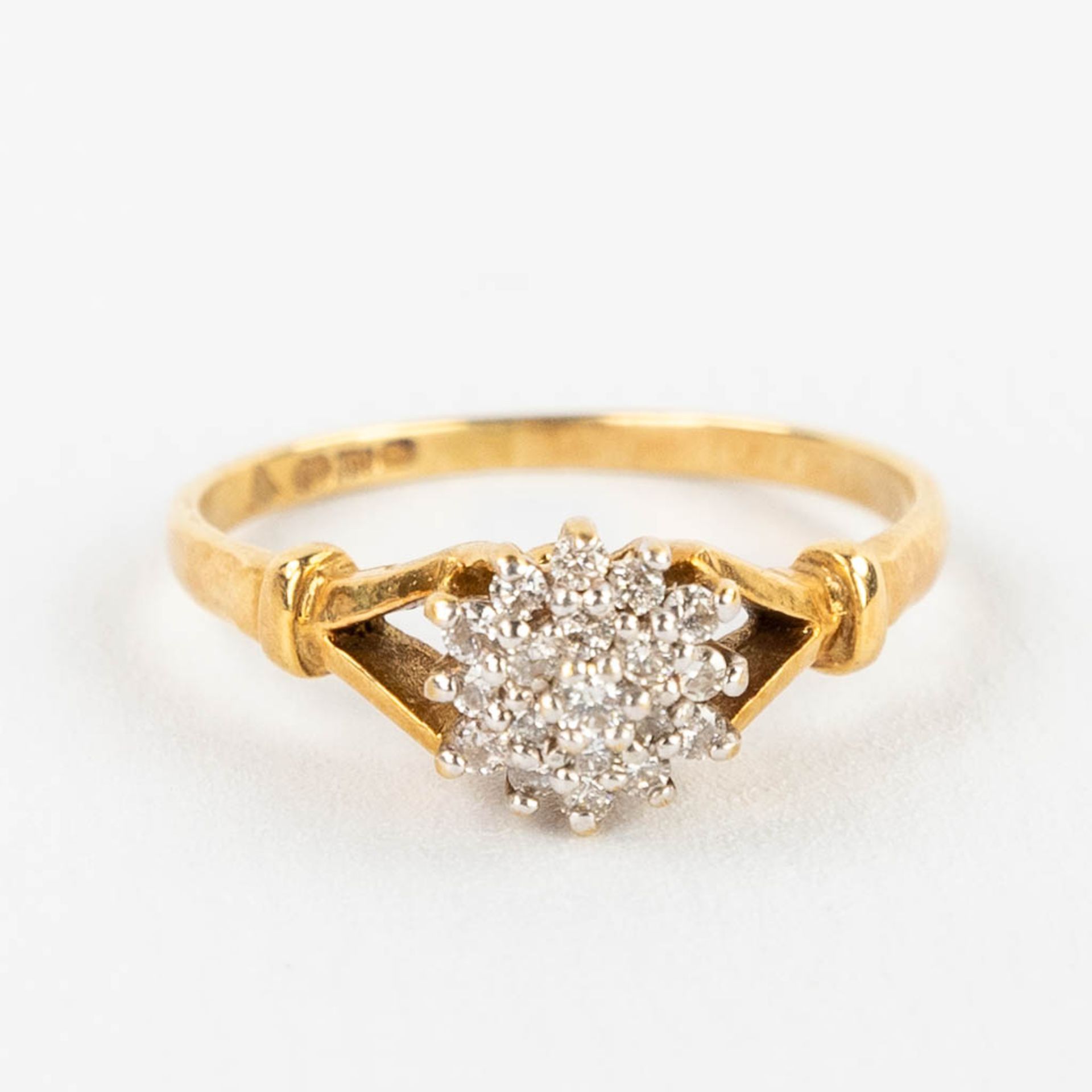 A yellow gold ring with brilliants. 18 karat. 2,81g. size: 56.