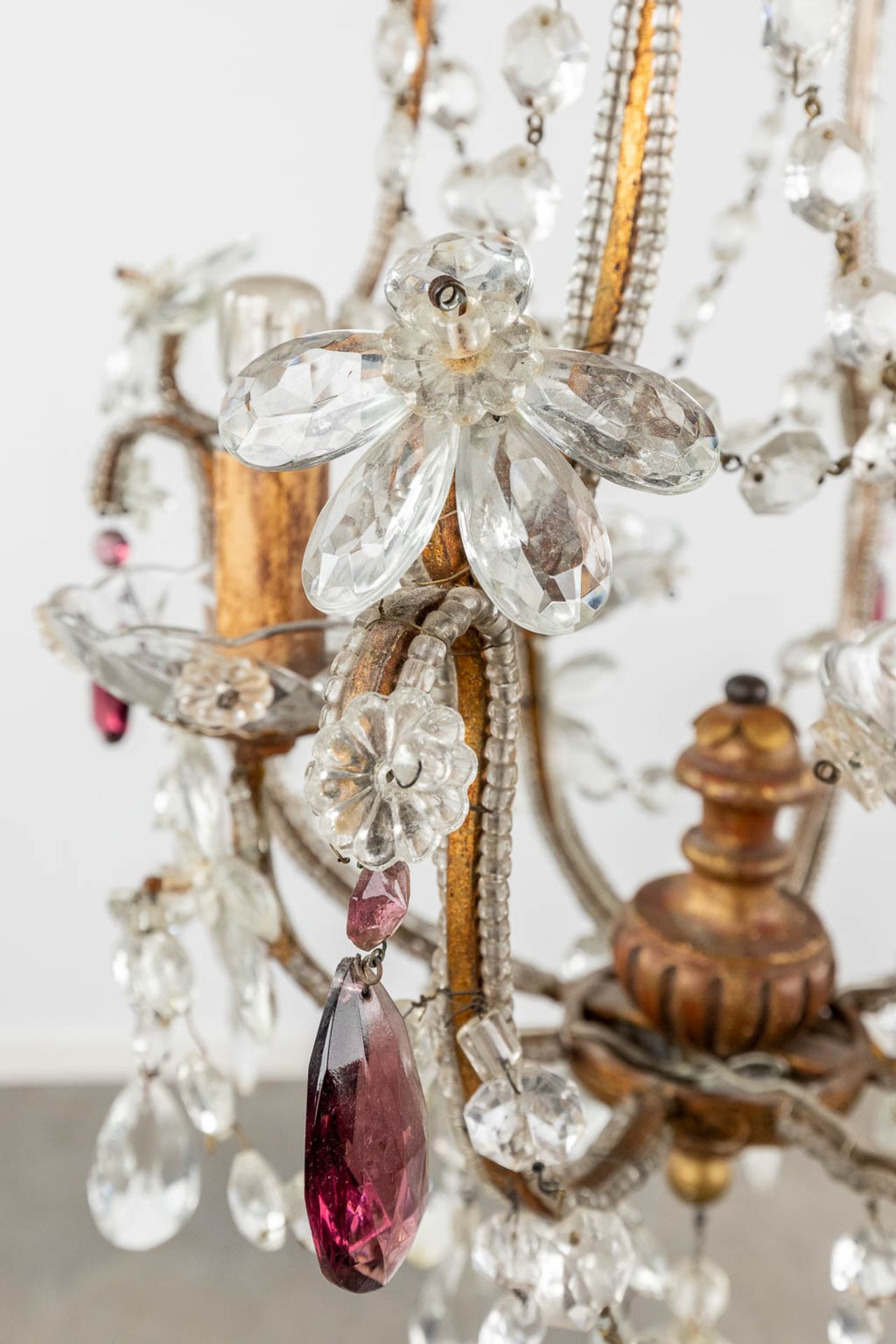 A decorative chandelier, brass and coloured glass. (H: 65 x D: 36 cm) - Image 5 of 10