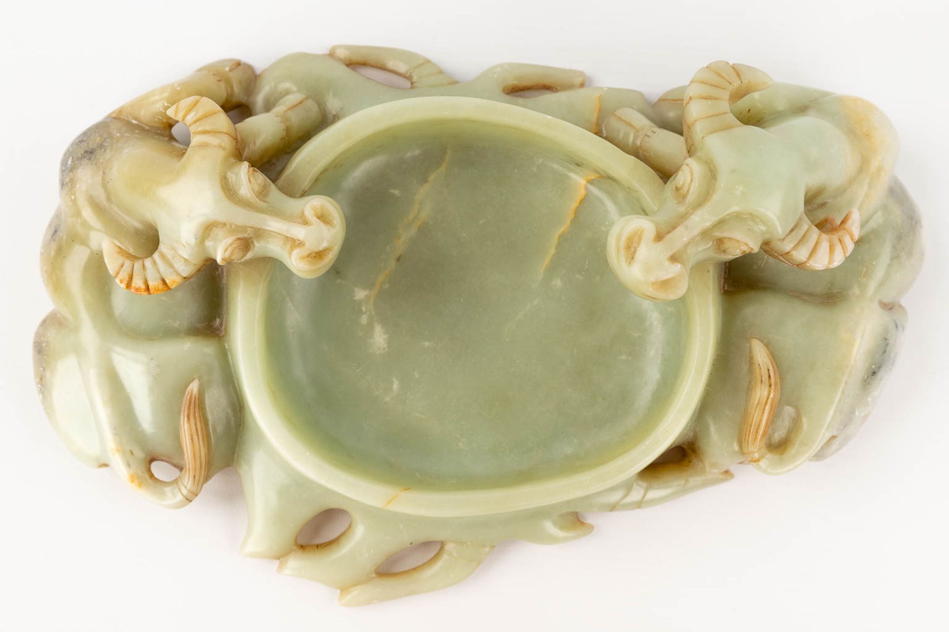 A Chinese brush washer, decorated with water buffalo, sculptured jade. (L: 18 x W: 28 x H: 8 cm) - Image 3 of 10