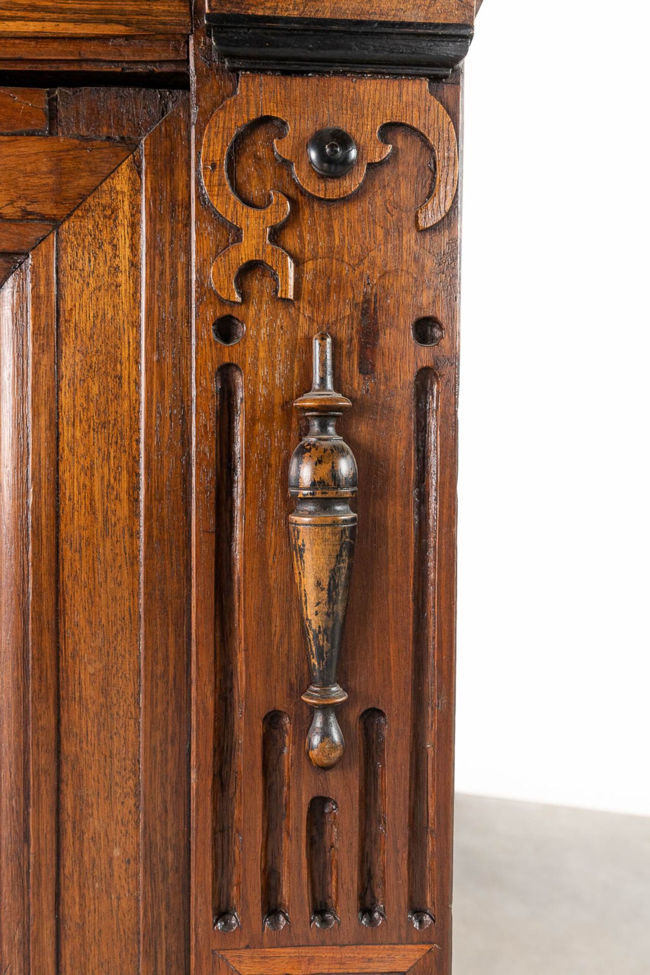 An antique 4-door cabinet 'Flemish Renaissance' oak and ebony, 18th C. (L: 68 x W: 162 x H: 144 cm) - Image 9 of 18