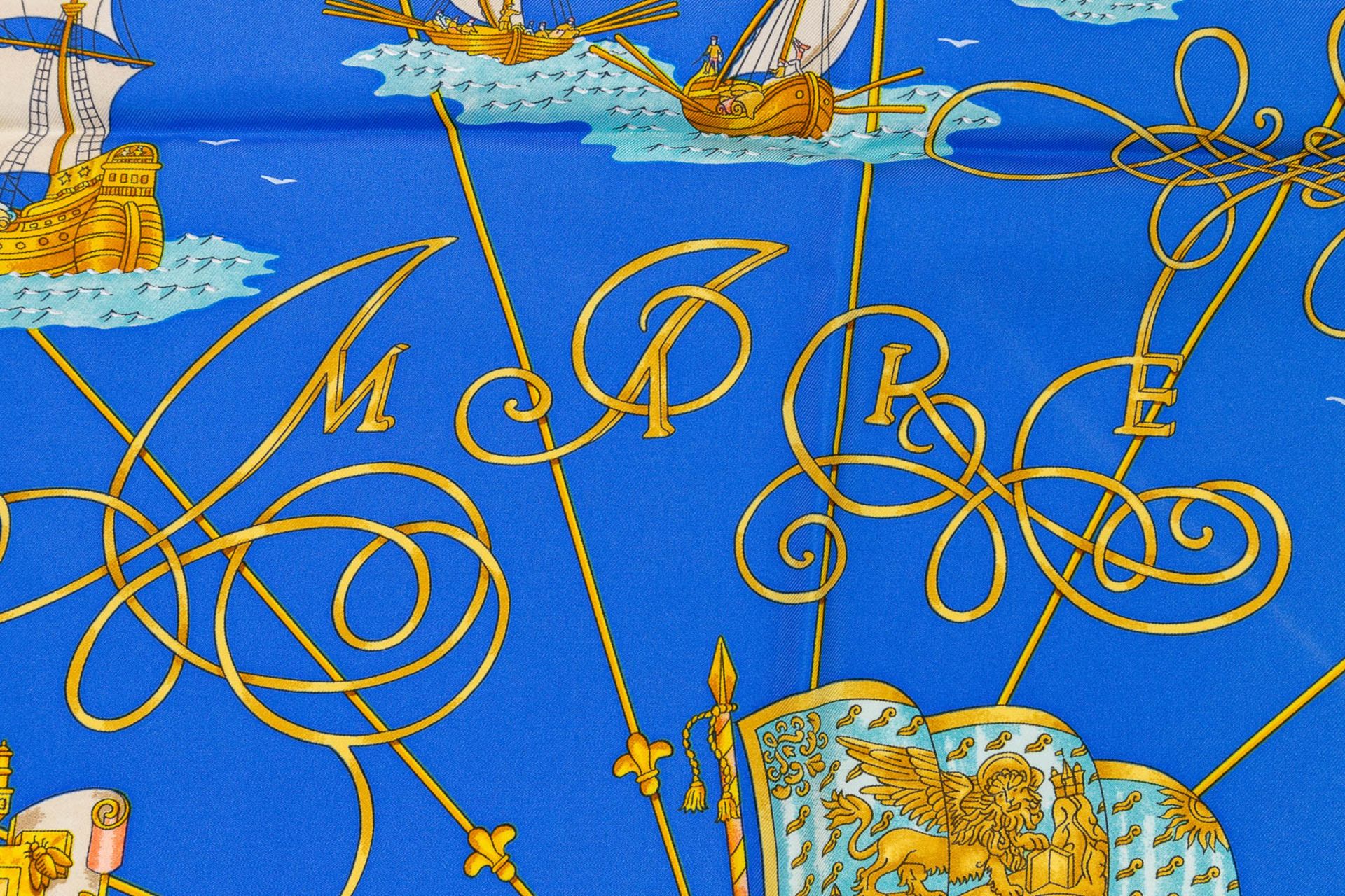 Hermès Paris, a silk scarf 'Mare De Jonio'. (L: 88 x W: 88 cm) - Image 18 of 21