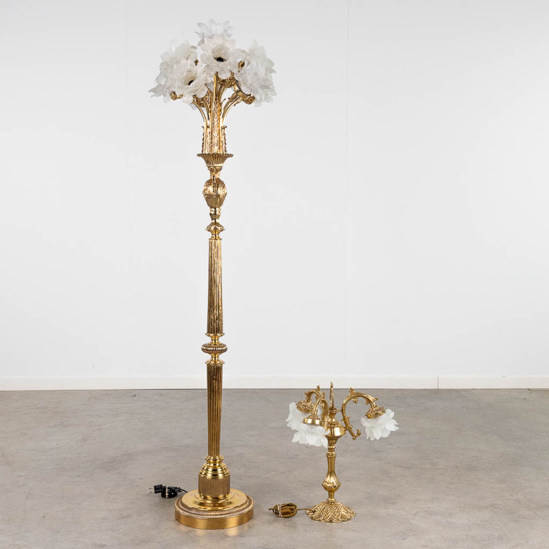 A decorative floor lamp and table lamp, brass, decorated with glass. 20th C. (H: 167 x D: 47 cm) - Image 5 of 13
