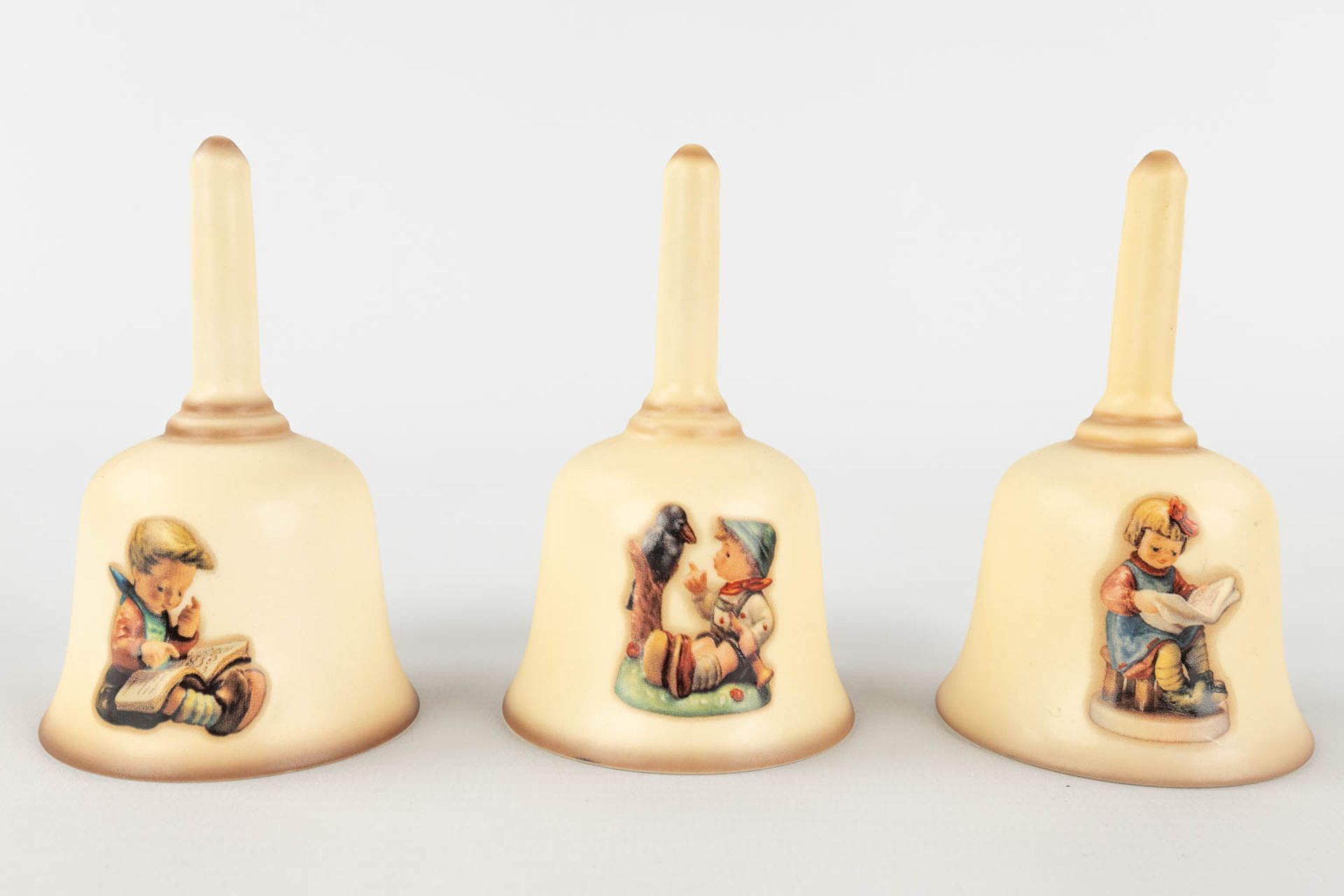 Hummel, a collection of 14 holy water fonts, 4 plates and 3 bells. (H: 13,5 cm) - Image 10 of 16