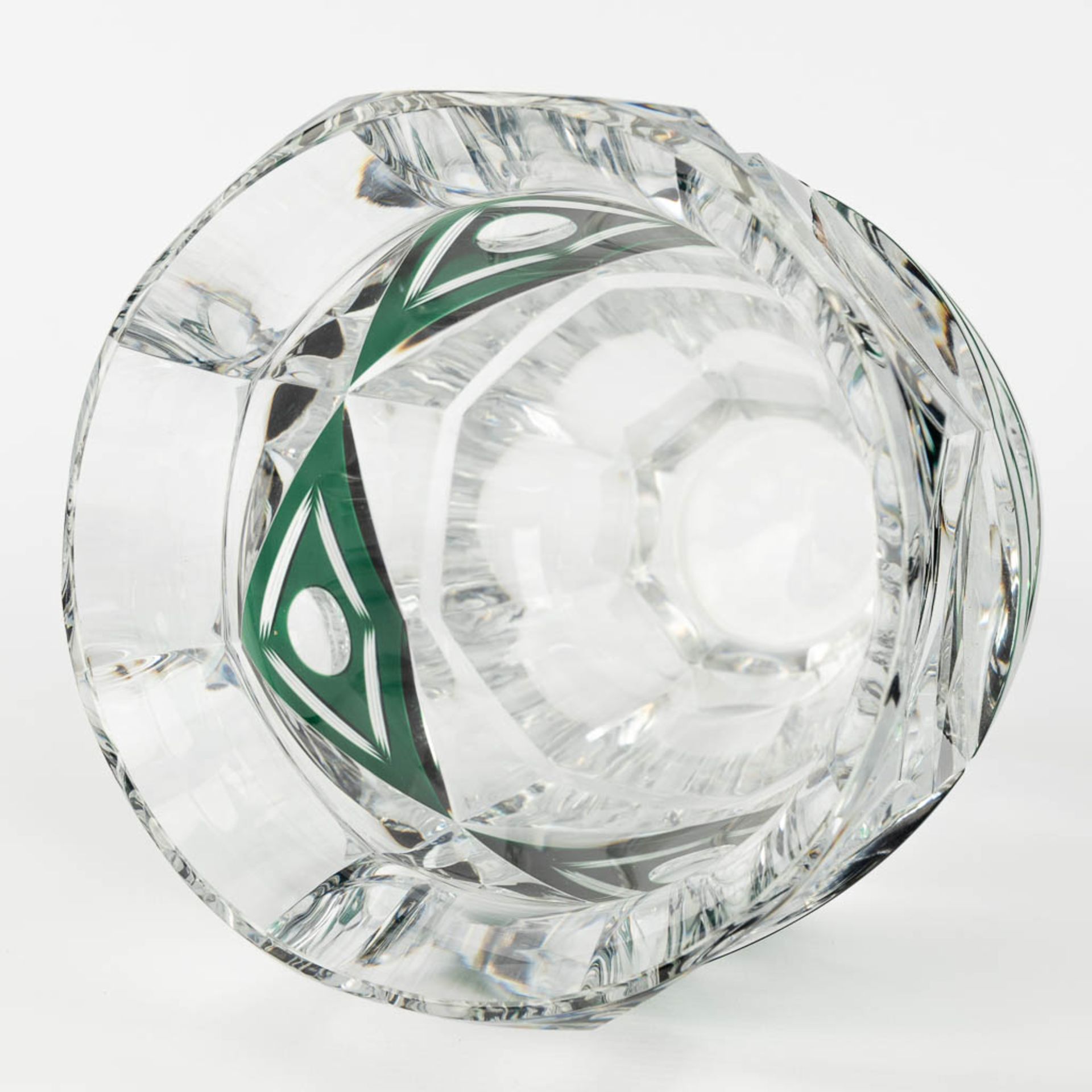 Val Saint Lambert 'Kipling'. Green and clear-cut crystal. Belgium. (H: 30,5 x D: 20 cm) - Image 7 of 10