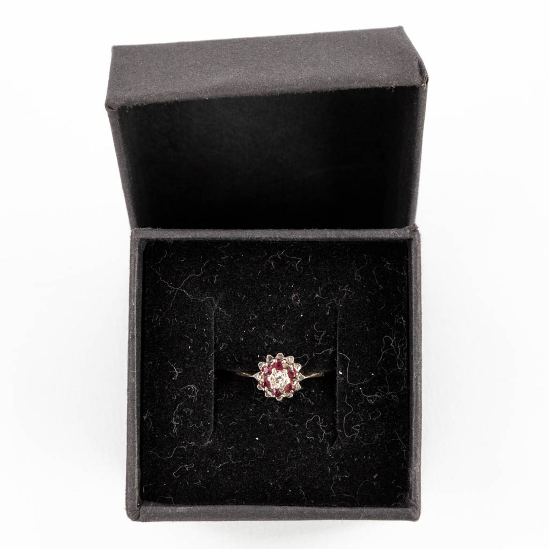 A white-gold ring with cut rubies and a brilliant, made in Birmingham, UK. 2,68g. size: 56. - Image 4 of 11