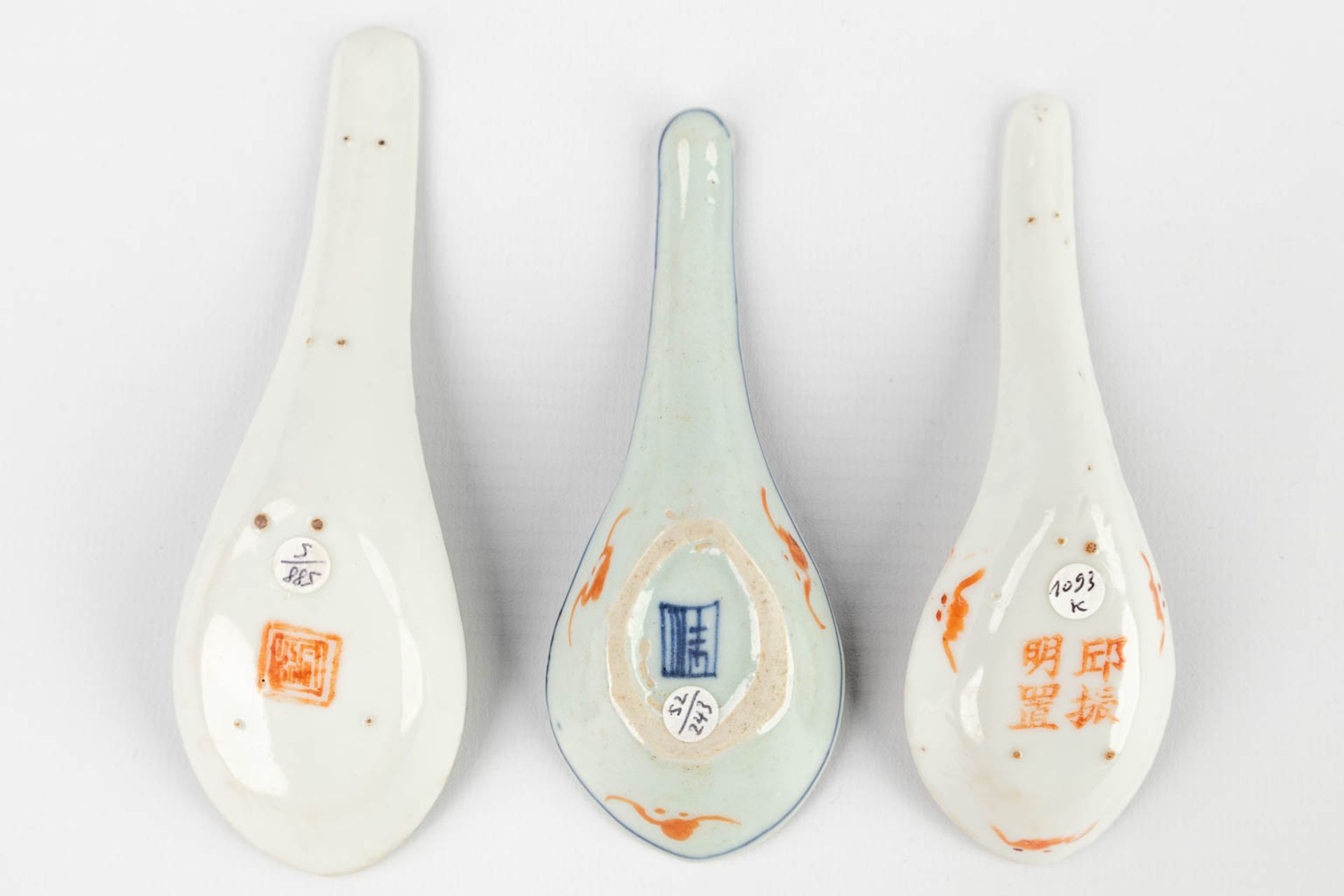 A set of 7 Chinese spoons Famille Rose decor. 19th century. (L: 14 cm) - Bild 11 aus 12