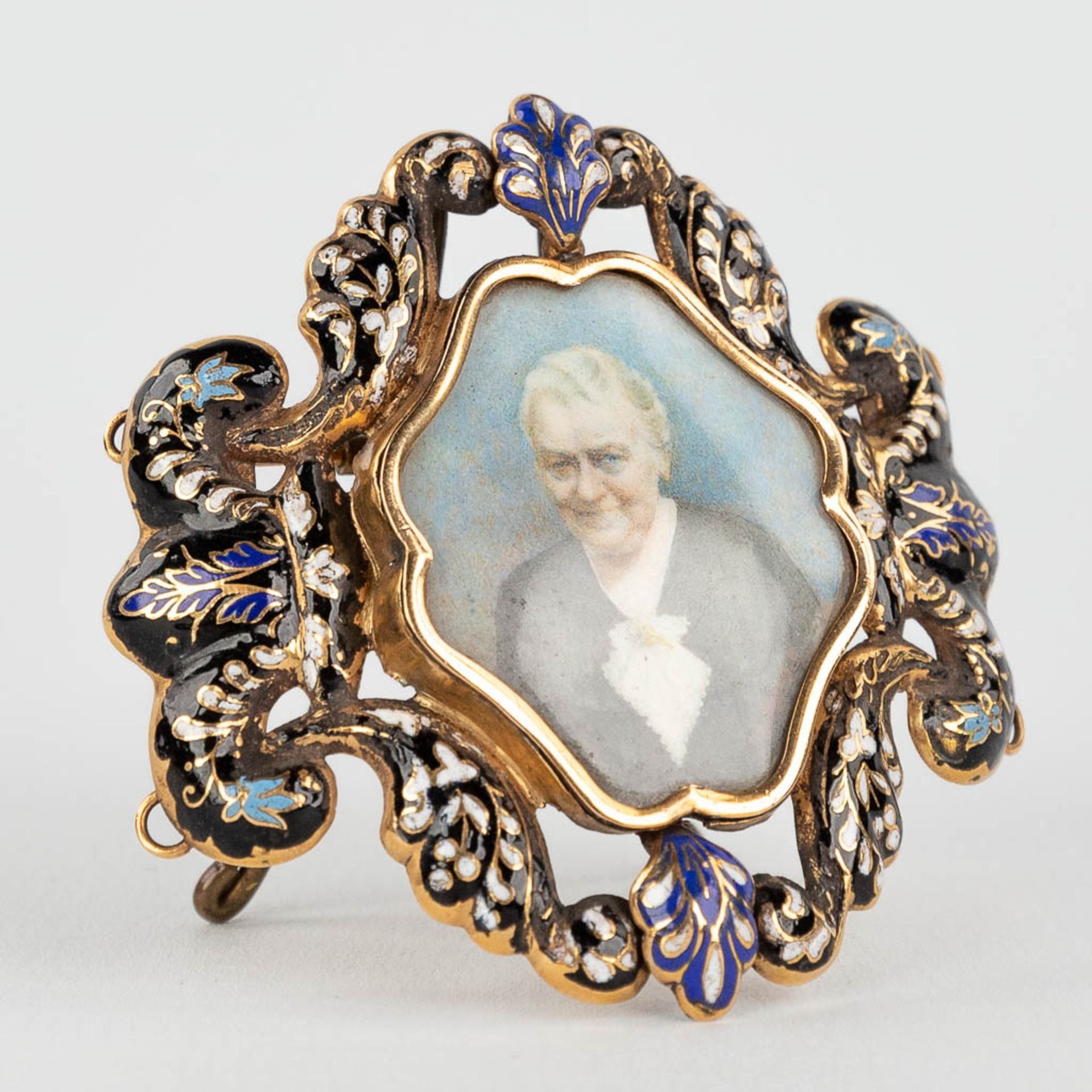 An antique brooch/stand, decorated with enamel and finished with a miniature painting. 18 karat gold - Image 8 of 11