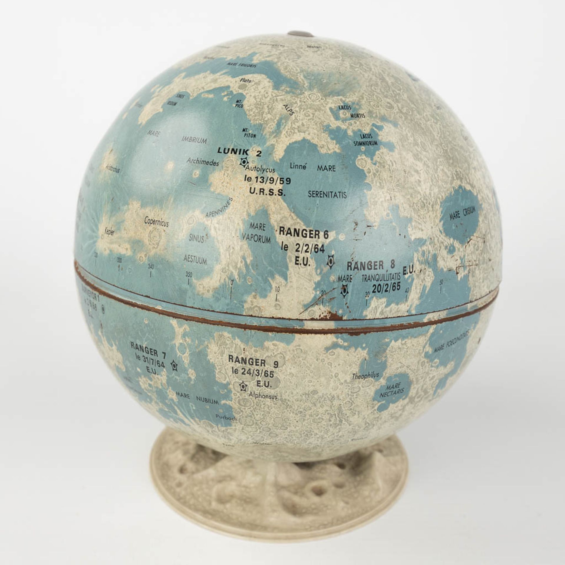The earth and the moon, a set of 2 globes, circa 1960. (H: 42 x D: 30 cm) - Image 15 of 18