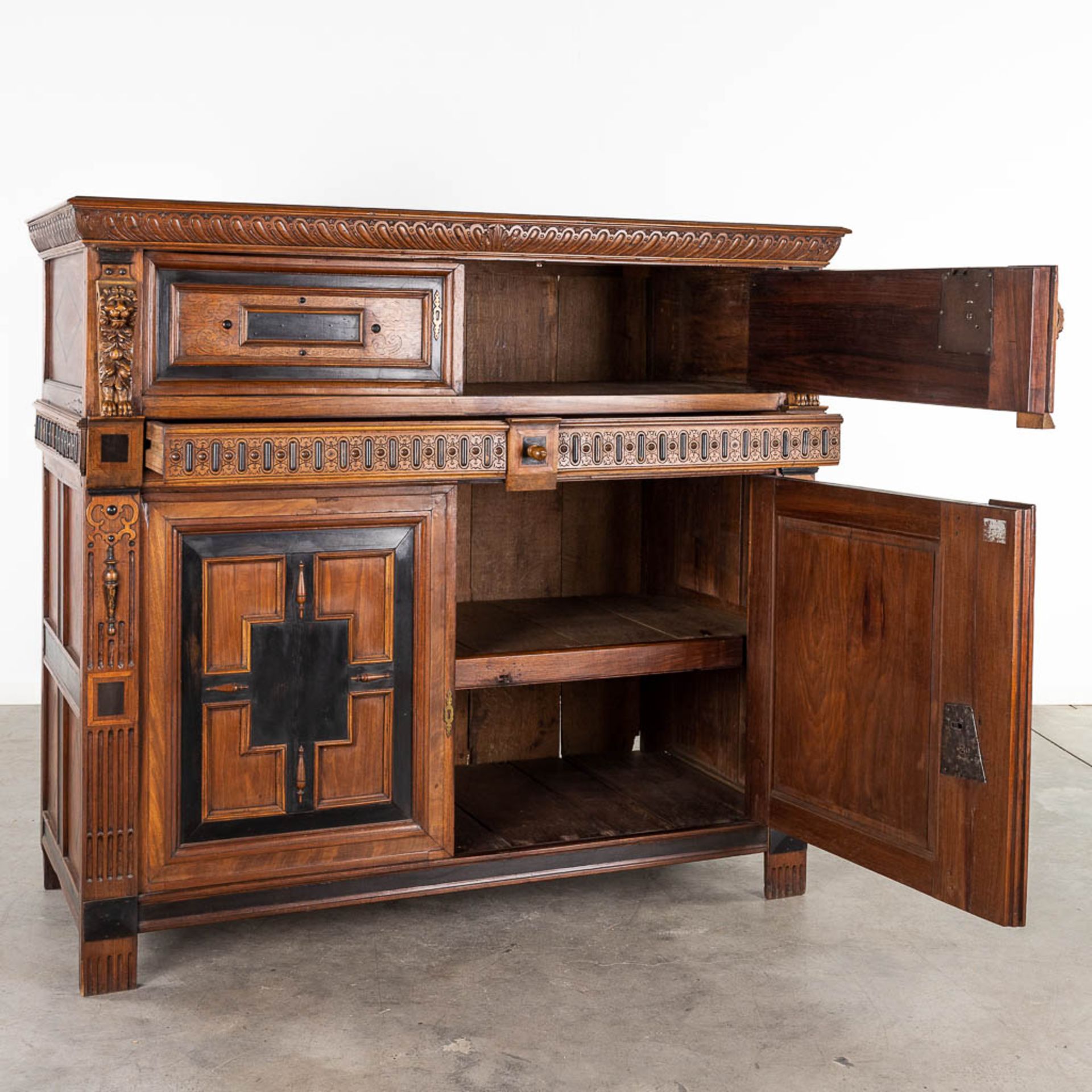 An antique 4-door cabinet 'Flemish Renaissance' oak and ebony, 18th C. (L: 68 x W: 162 x H: 144 cm) - Image 12 of 18