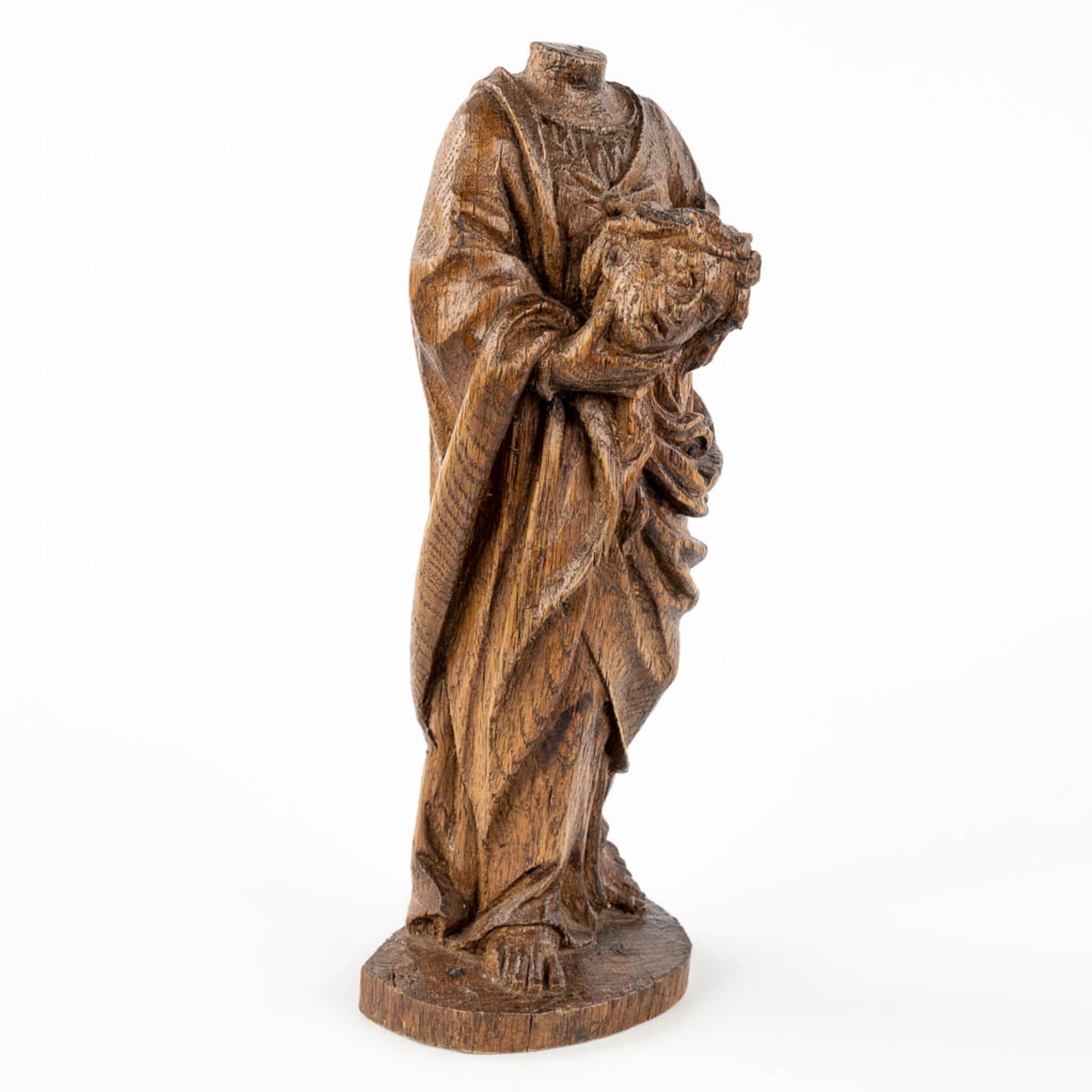 An antique wood sculpture 'Decapitated Saint John The Baptist, oak, 18th C. (L: 11 x W: 10 x H: 28 c - Image 3 of 9