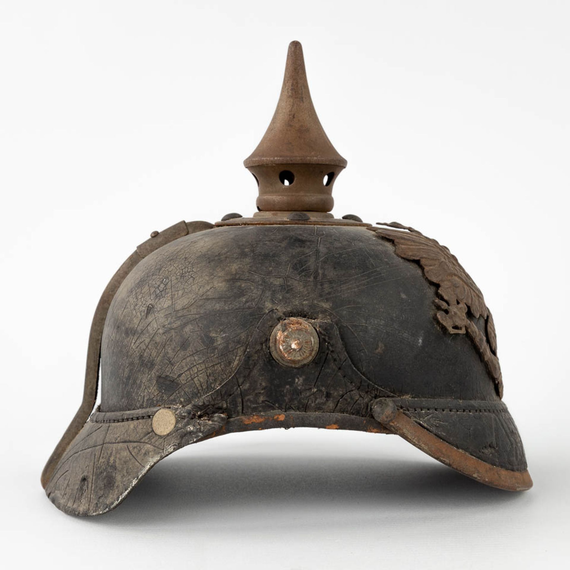 An antique German Pickelhaube. Leather and copper. (L: 18 x W: 23 x H: 20 cm) - Image 7 of 15