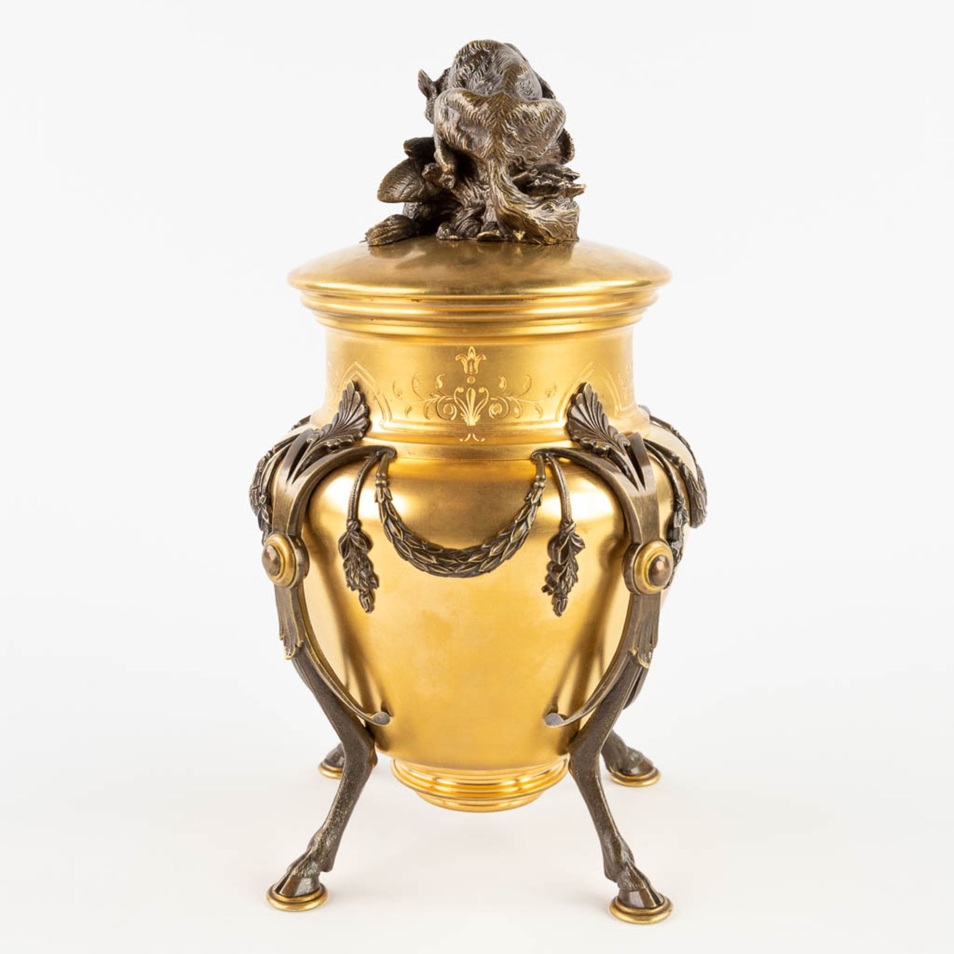 An ice-pail, gilt and patinated bronze decorated with a Wolf eating a large bird. 19th C. (H: 28 x D - Image 6 of 12