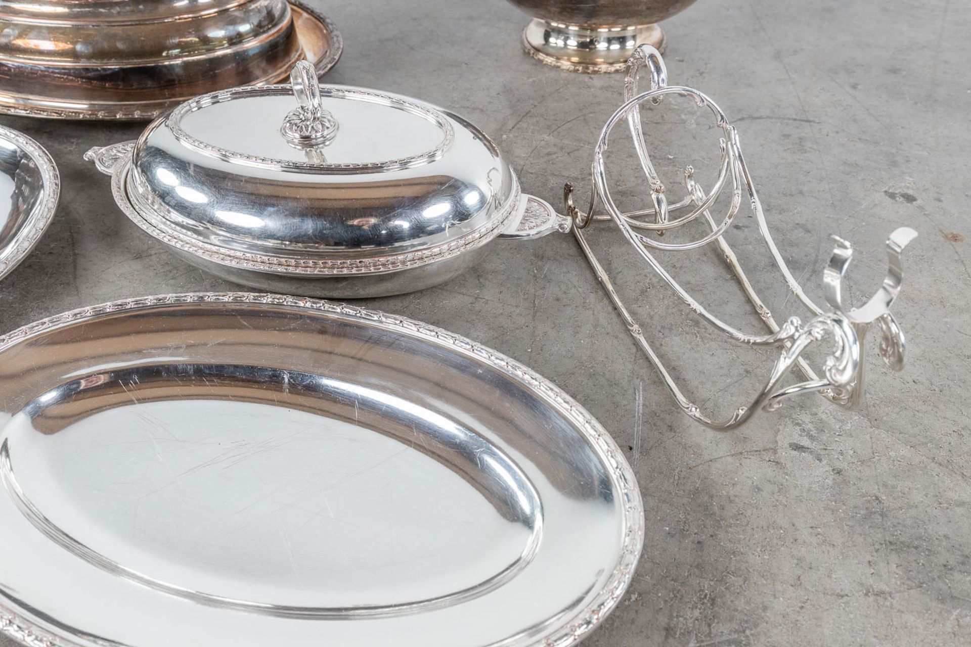 A large collection of table accessories and serving ware, silver-plated metal. (L: 32 x W: 48 cm) - Image 9 of 10