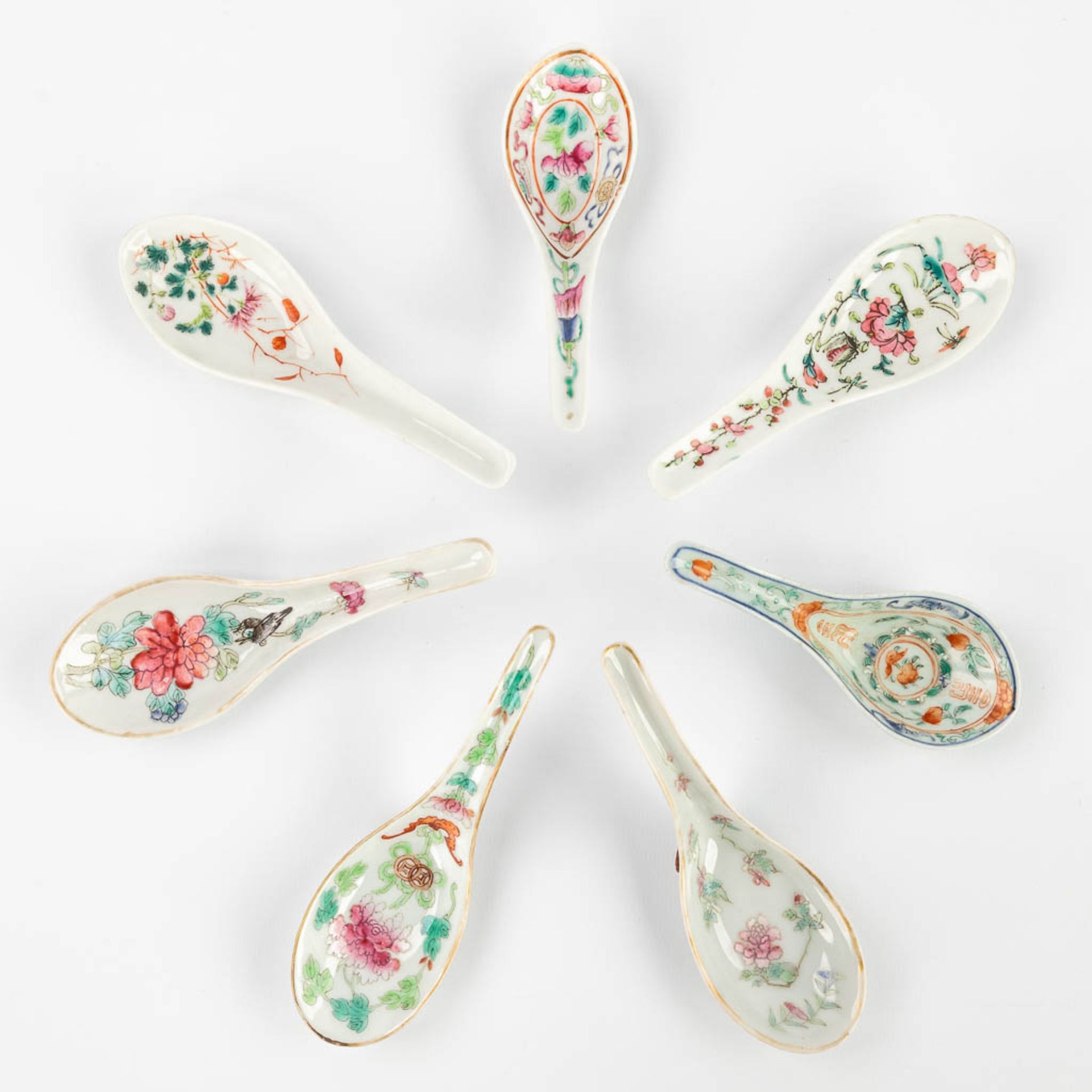 A set of 7 Chinese spoons Famille Rose decor. 19th century. (L: 14 cm)