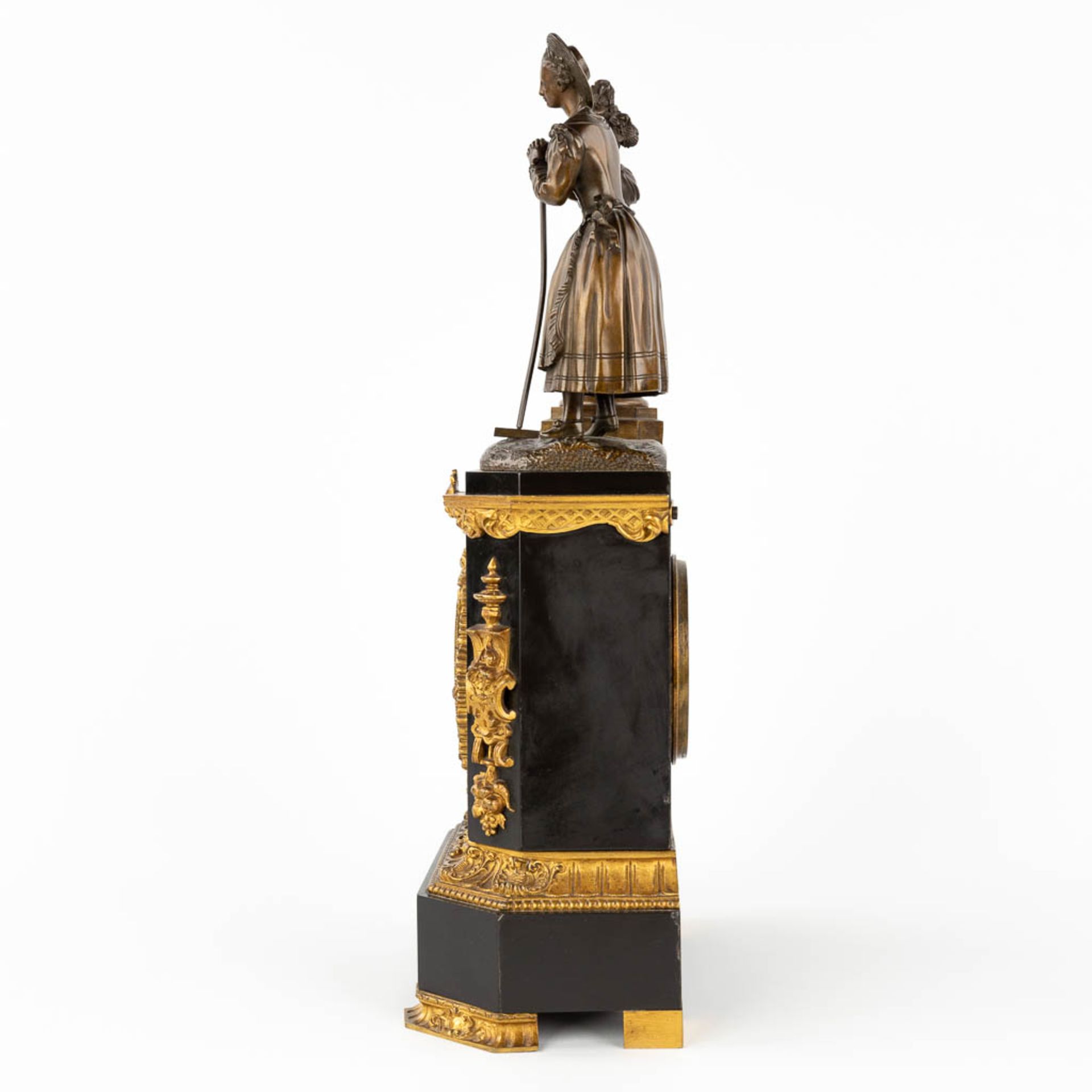 A black marble and bronze mantle clock 'Lady with a rake' 19th C. (L: 12 x W: 22,5 x H: 44 cm) - Image 7 of 12