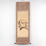 A Chinese scroll with an image of a wise man. Hand-painted on silk. (W: 55 x H: 145 cm)