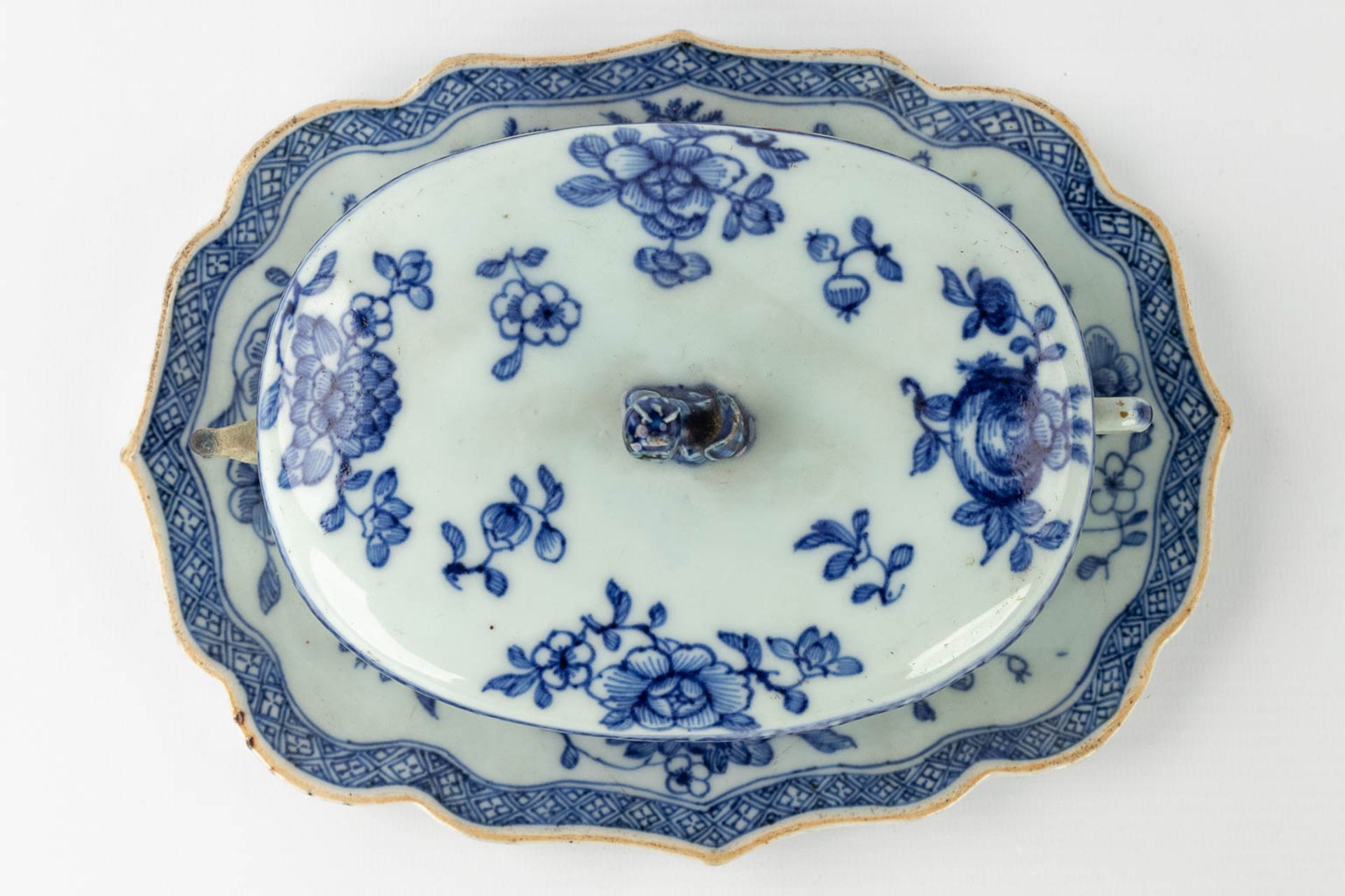 A small Chinese butter jar with lid on a plate, with a blue-white decor. 19th/20th century. (L: 16,5 - Image 8 of 16