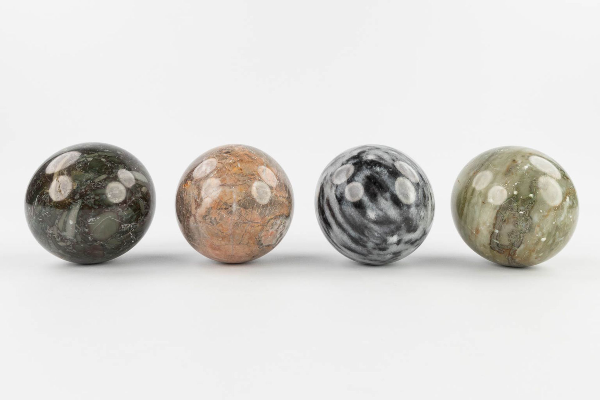 A set of 4 balls made of natural stone and marble. 20th century. (D: 9 cm) - Image 3 of 8