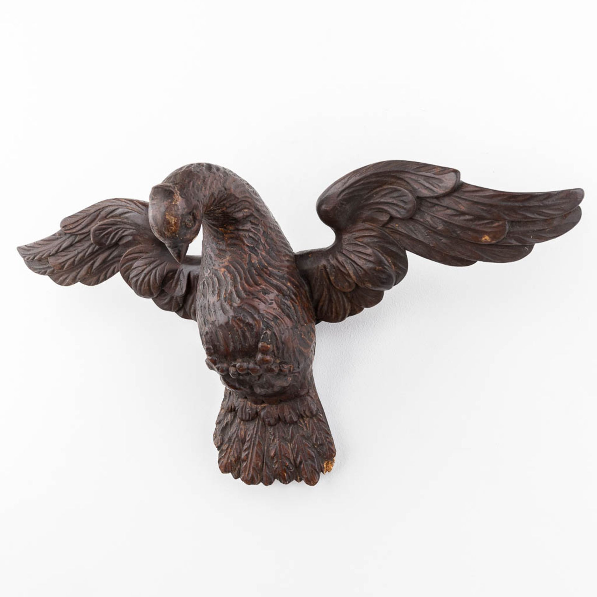 A wood-sculptured dove of peace, 19th century. (L: 12 x W: 45 x H: 25 cm) - Image 5 of 11