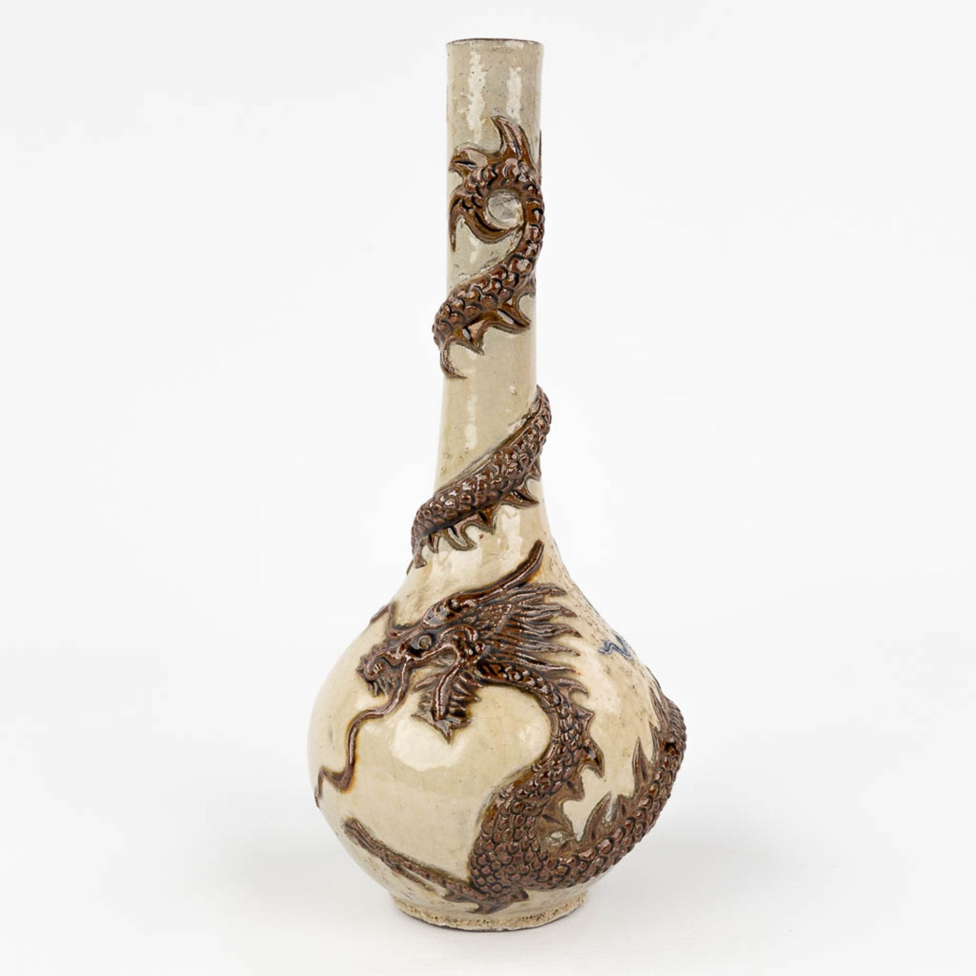 A Chinese vase Nanking with dragon decor. Stoneware, 19th/20th century. (H: 24 x D: 11 cm)