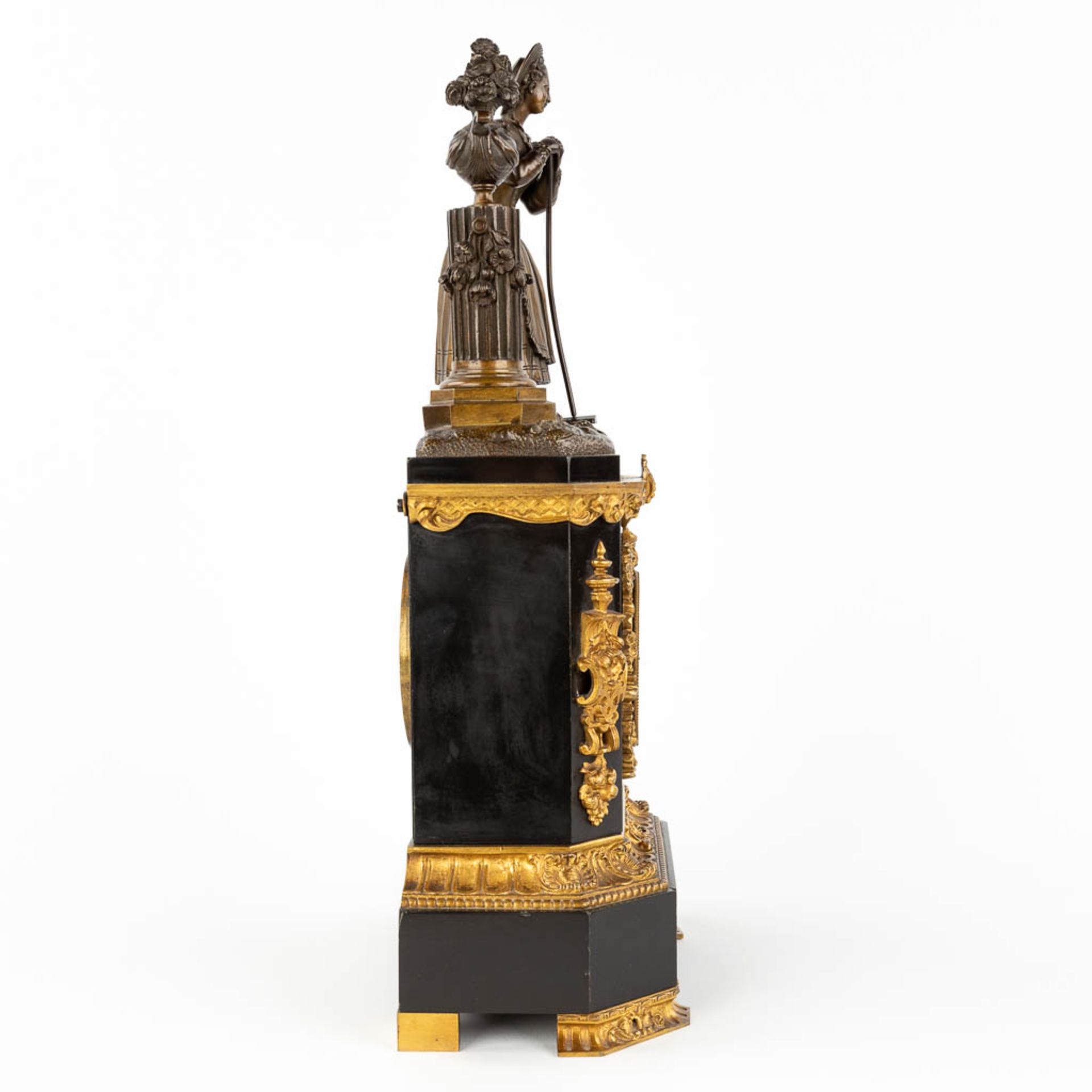 A black marble and bronze mantle clock 'Lady with a rake' 19th C. (L: 12 x W: 22,5 x H: 44 cm) - Image 5 of 12