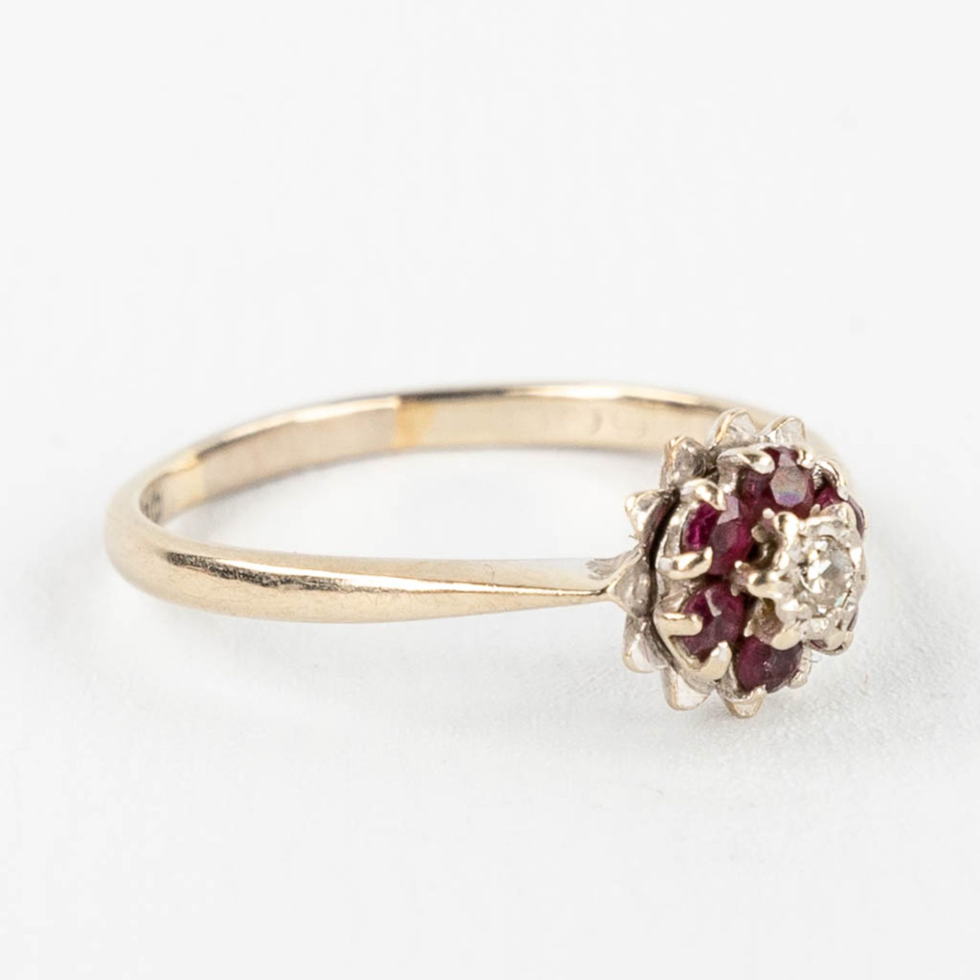 A white-gold ring with cut rubies and a brilliant, made in Birmingham, UK. 2,68g. size: 56. - Image 5 of 11