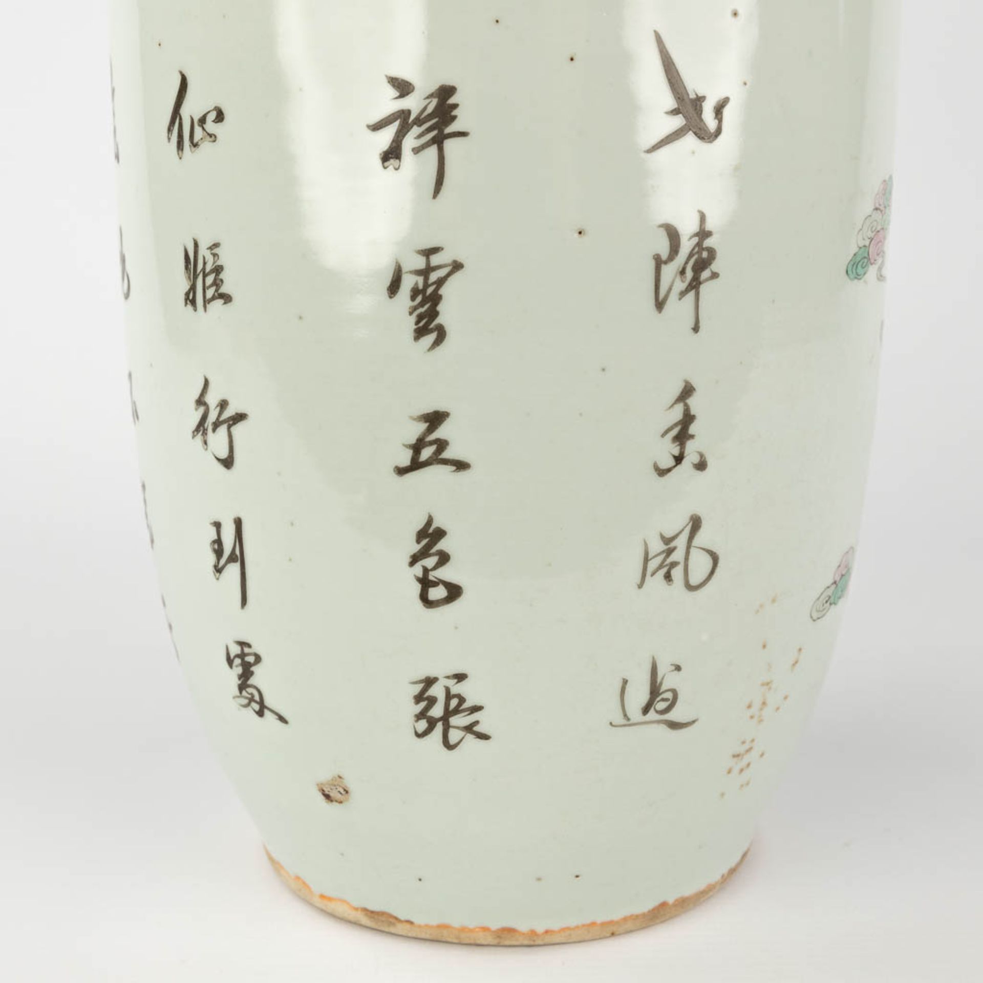 A Chinese vase, decorated with ladies. 19th/20th C. (H: 42 x D: 21 cm) - Bild 13 aus 13