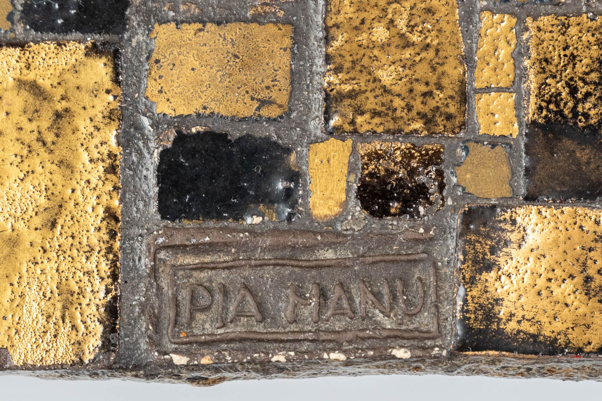 Pia MANU (XX) 'Coffee Table' gold glaze tiles and ceramics. Circa 1960. (L: 86 x W: 175 x H: 32 cm) - Image 15 of 19