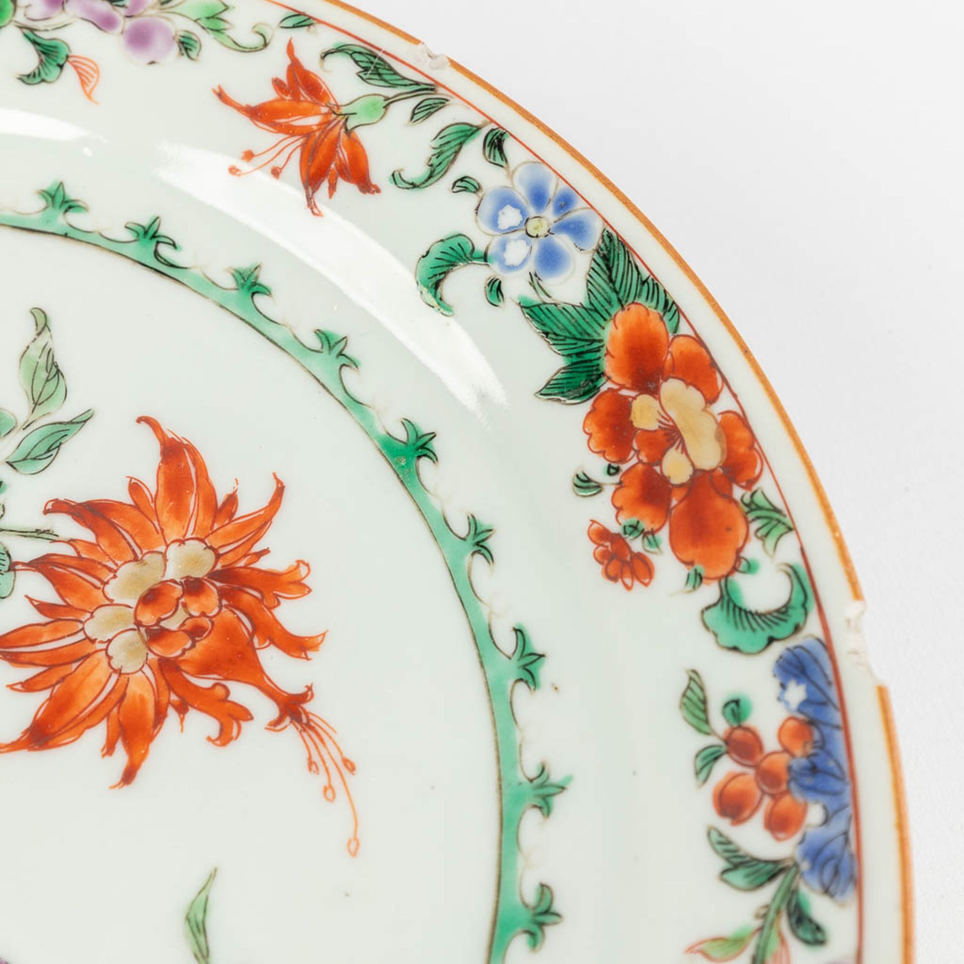 A collection of 12 Chinese Famille Rose plates, 18th/19th/20th century. (D: 36 cm) - Bild 16 aus 23