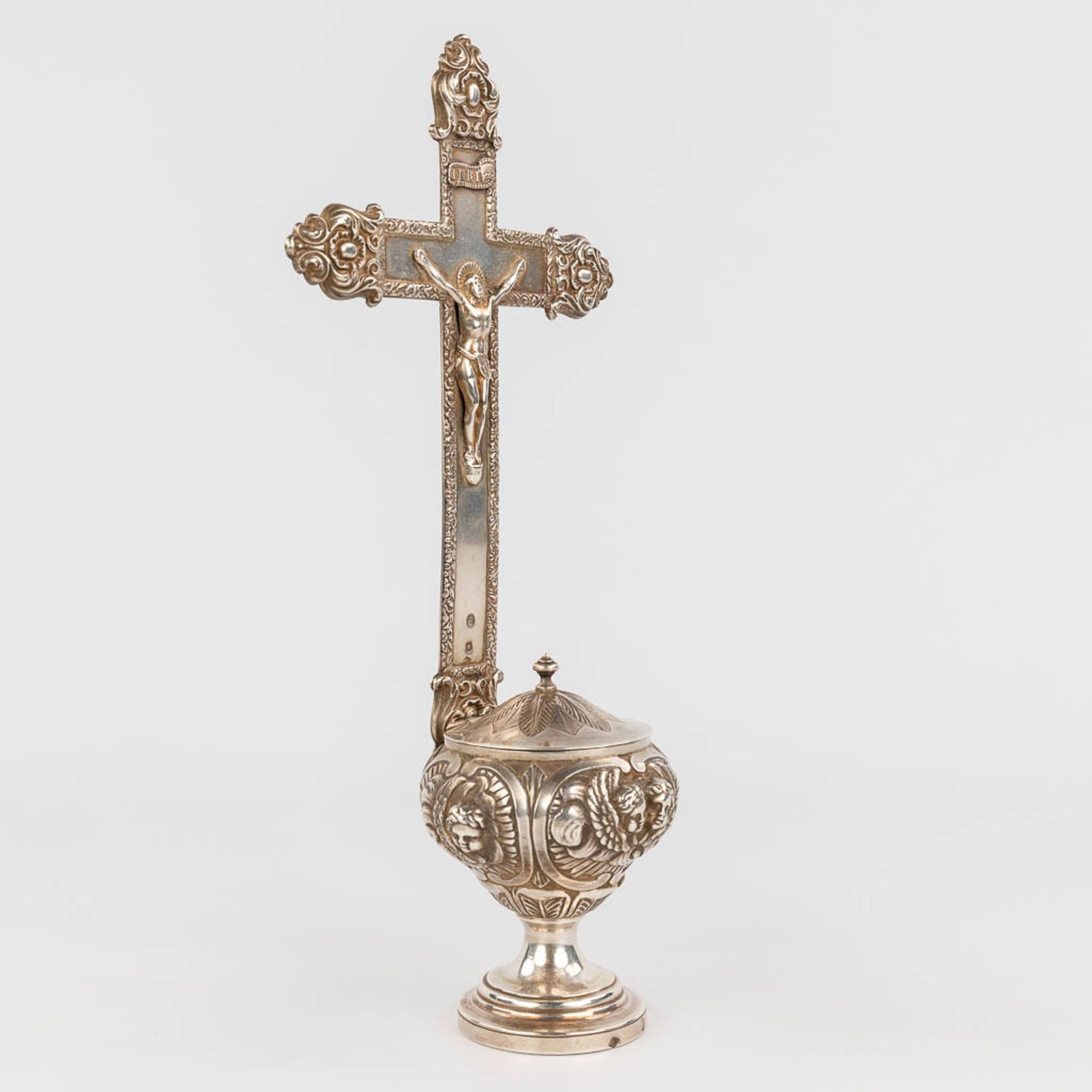 A crucifix made of silver, France, 19th C. 236g. Alexis Renaud. (W: 12 x H: 25 cm) - Image 3 of 16