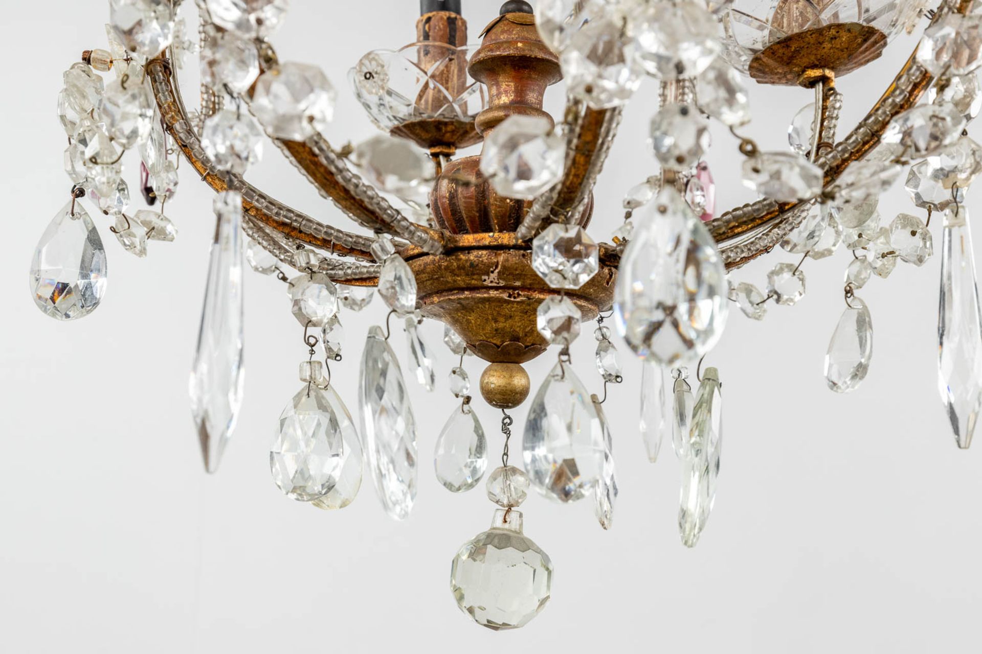 A decorative chandelier, brass and coloured glass. (H: 65 x D: 36 cm) - Image 4 of 10